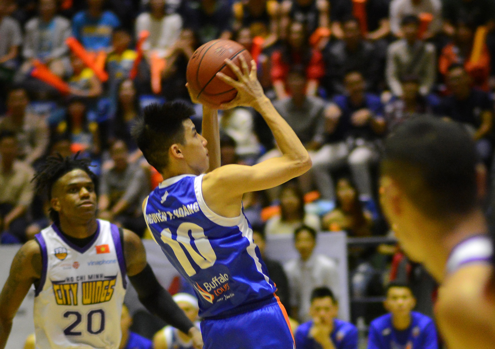 HN Buffloes the play off tren san nha anh 10