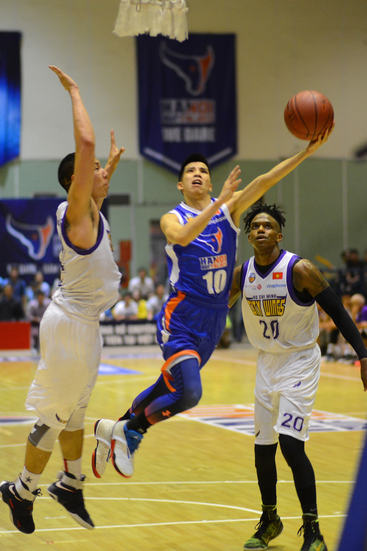 HN Buffloes the play off tren san nha anh 14