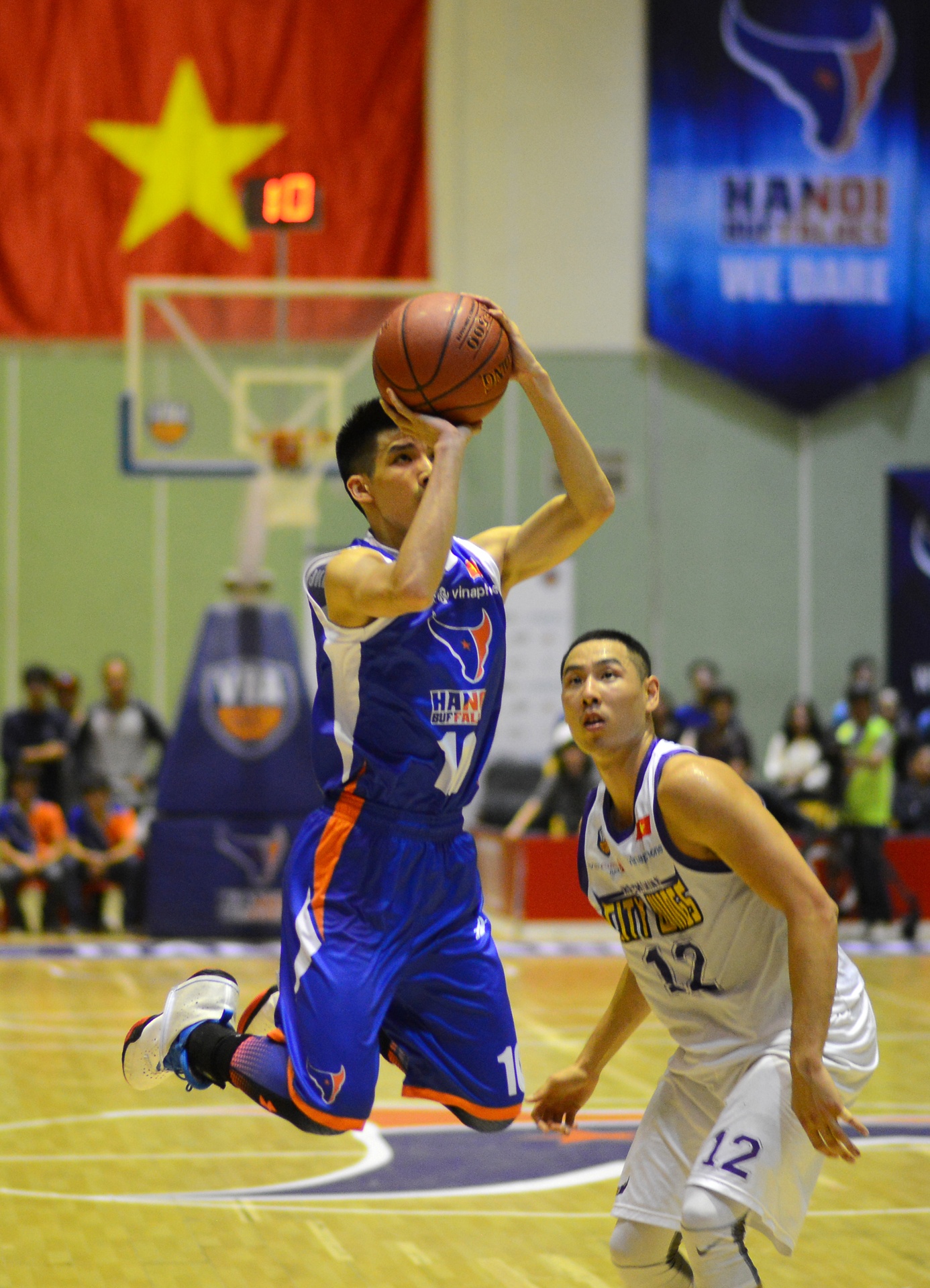 HN Buffloes the play off tren san nha anh 12