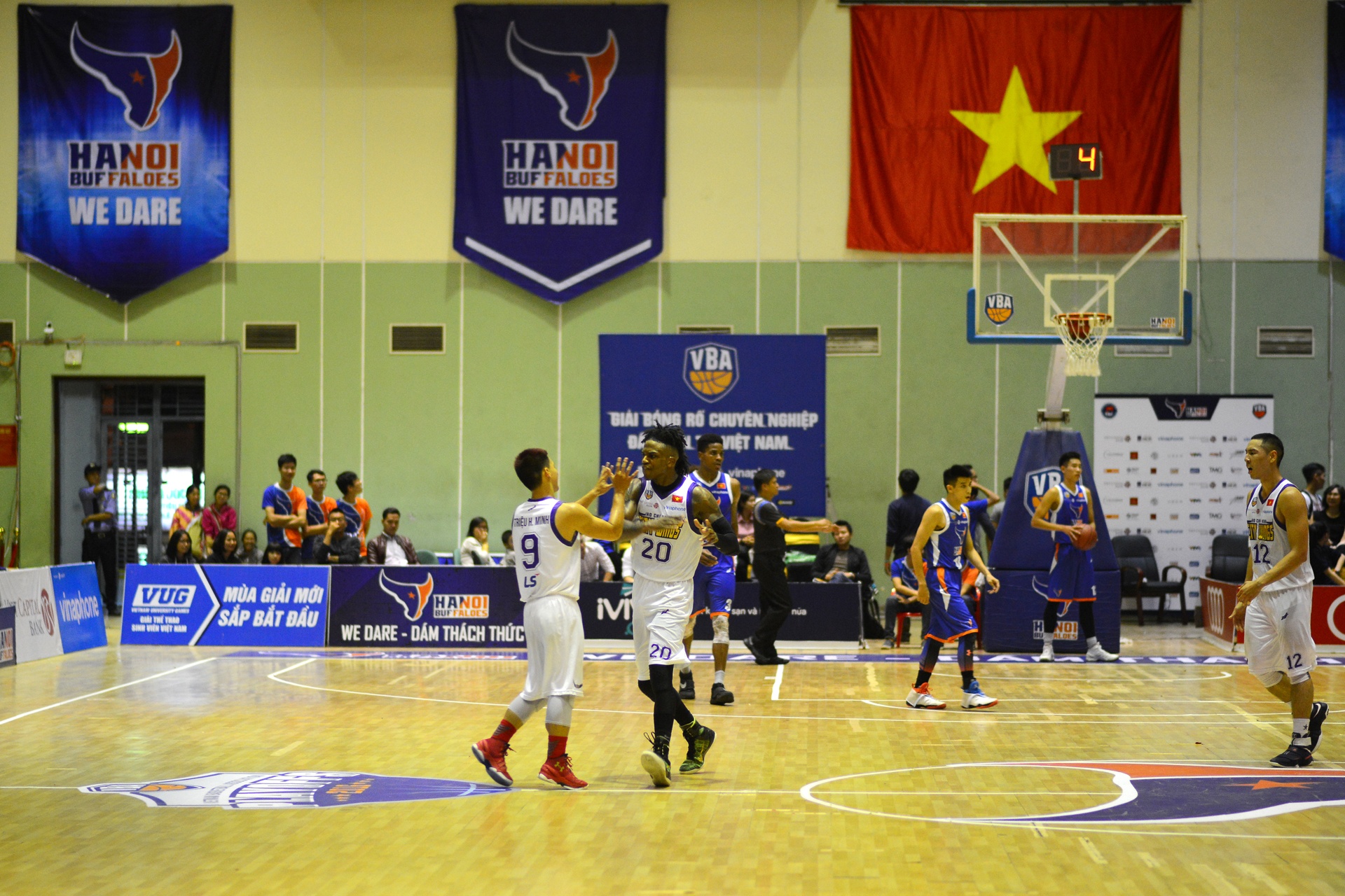 HN Buffloes the play off tren san nha anh 13