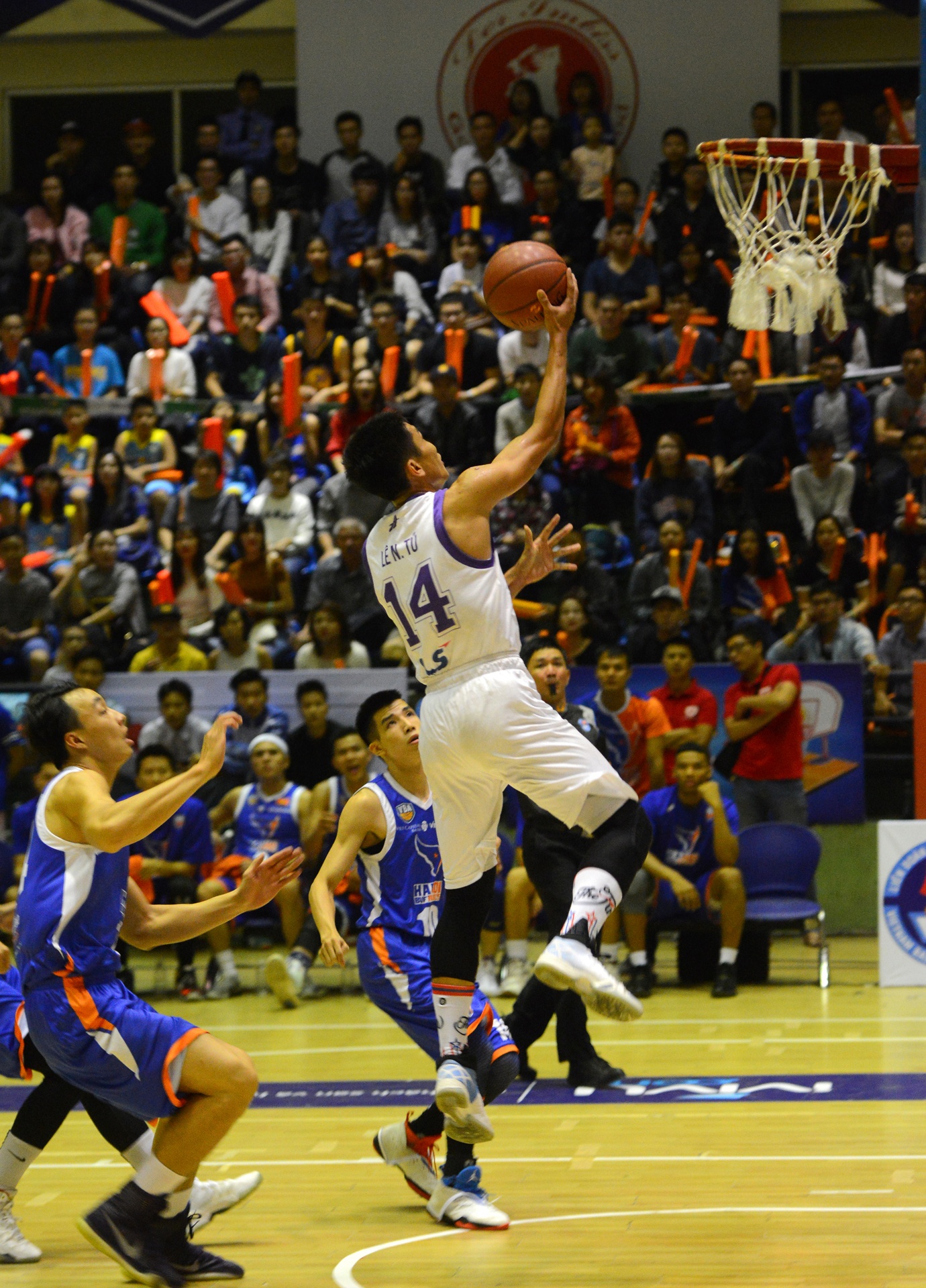 HN Buffloes the play off tren san nha anh 11