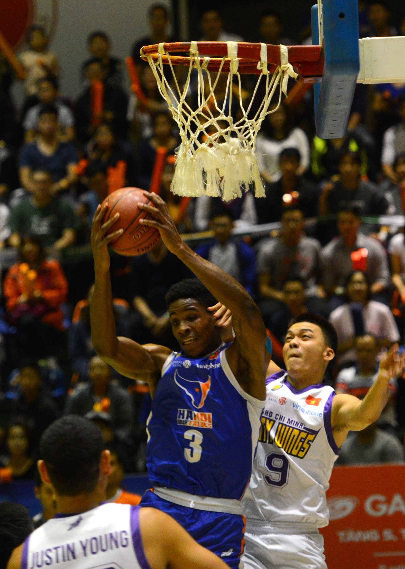 HN Buffloes the play off tren san nha anh 4