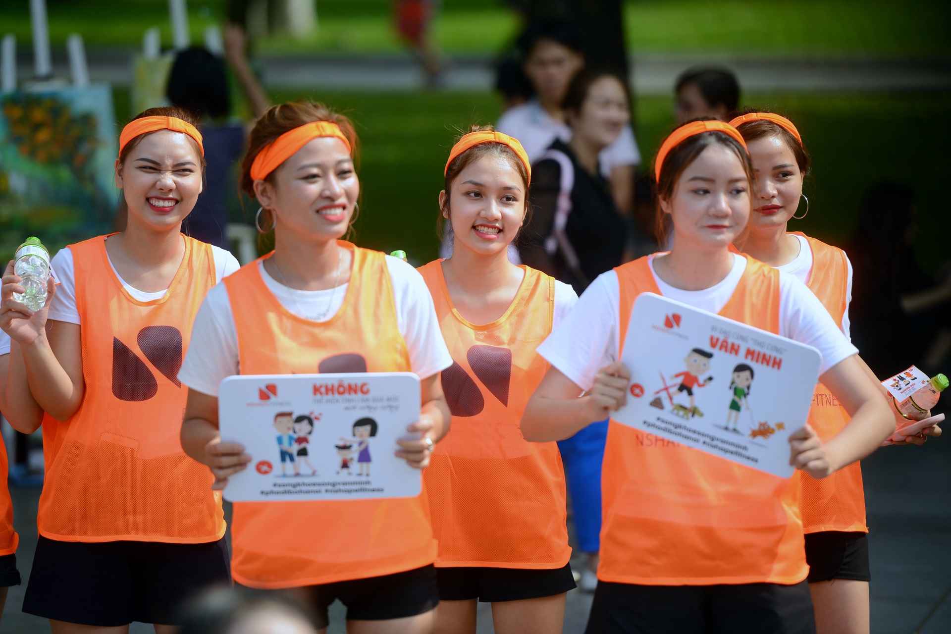 Gioi tre nhay flashmob truyen thong diep song khoe, van minh hinh anh