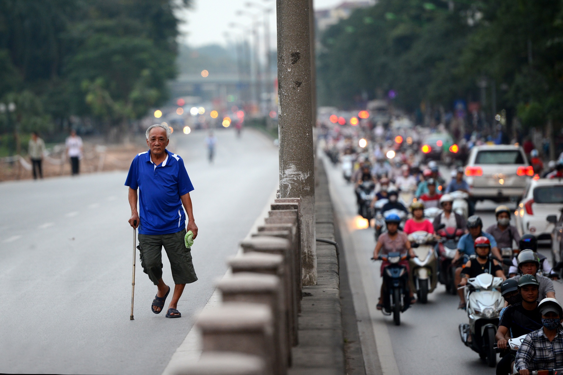 Chan mot chieu duong Kim Ma thi cong Metro hinh anh