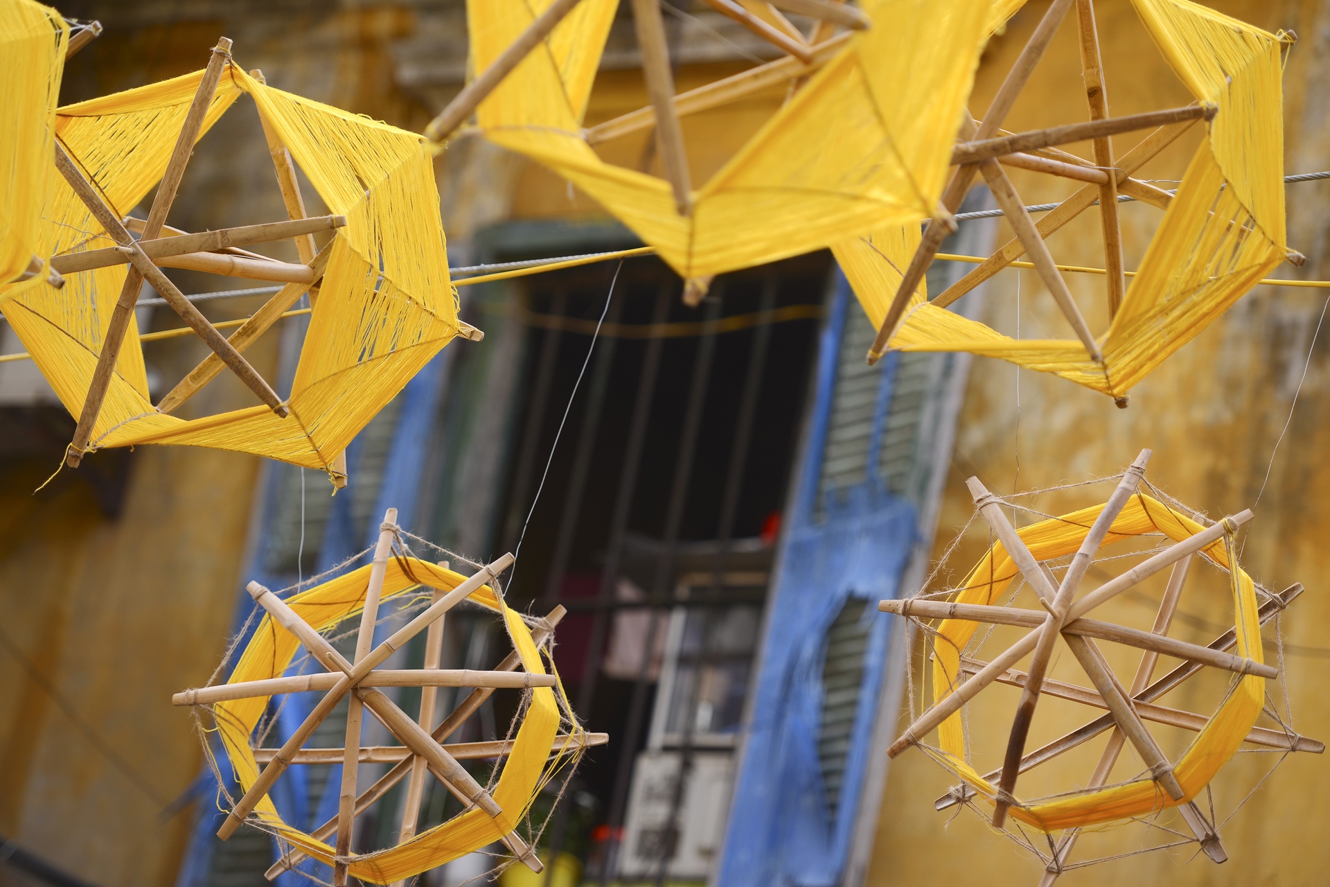 Nghin guong quay to vang tren pho di bo Ha Noi hinh anh