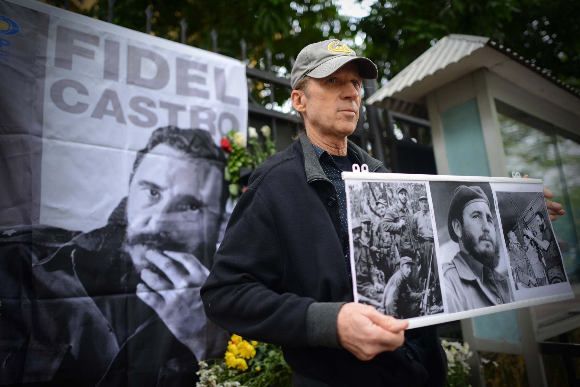 Nguoi dan ong My mang anh Fidel Castro di vieng vi nguong mo hinh anh