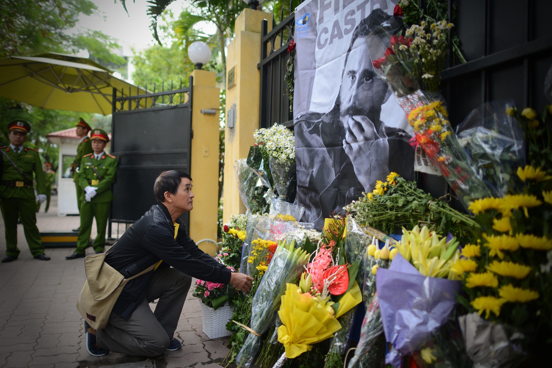 Nguoi dan Viet Nam vieng Fidel Castro anh 4