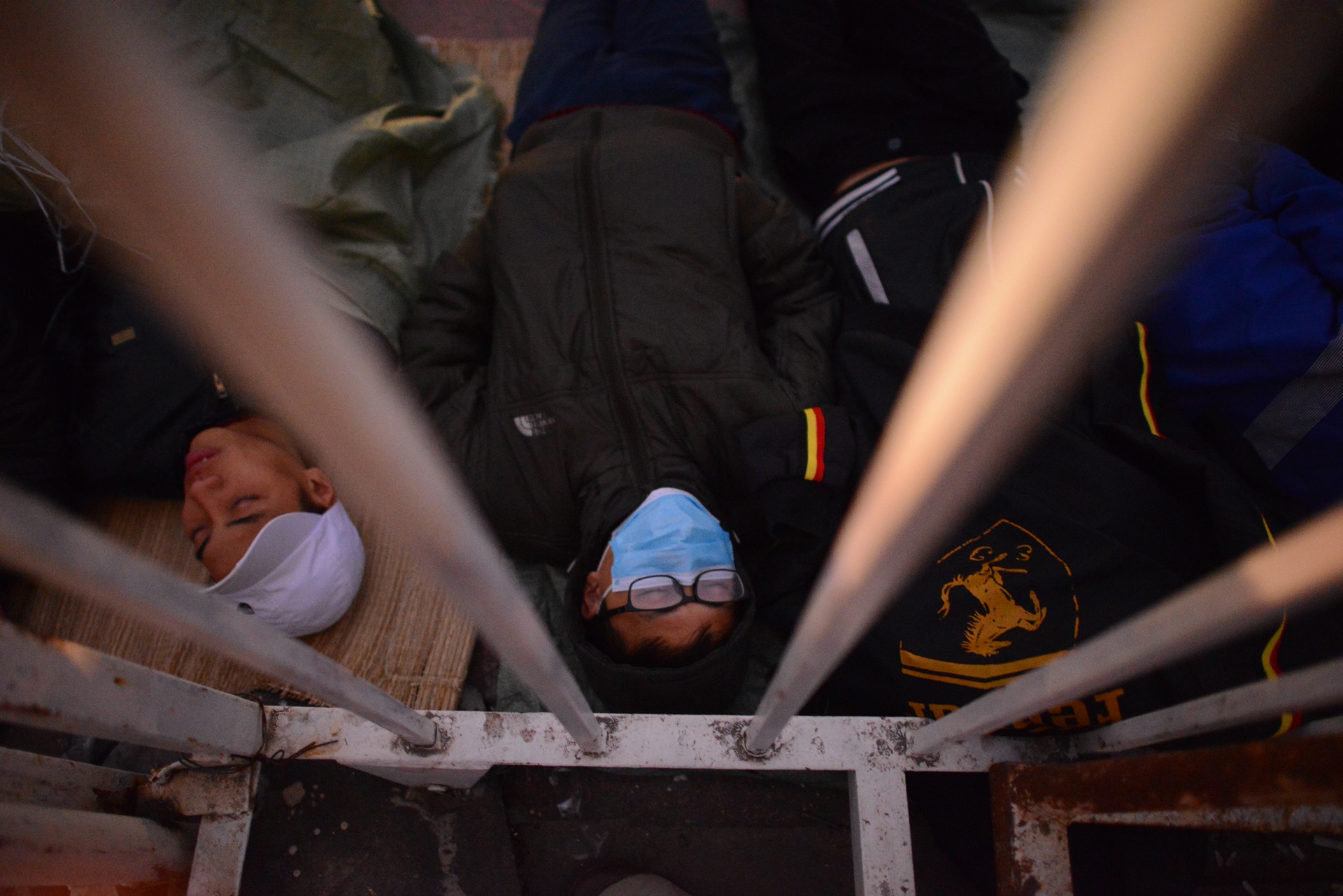 Nguoi ham mo vat vo qua dem ngoai duong san ve AFF Cup hinh anh