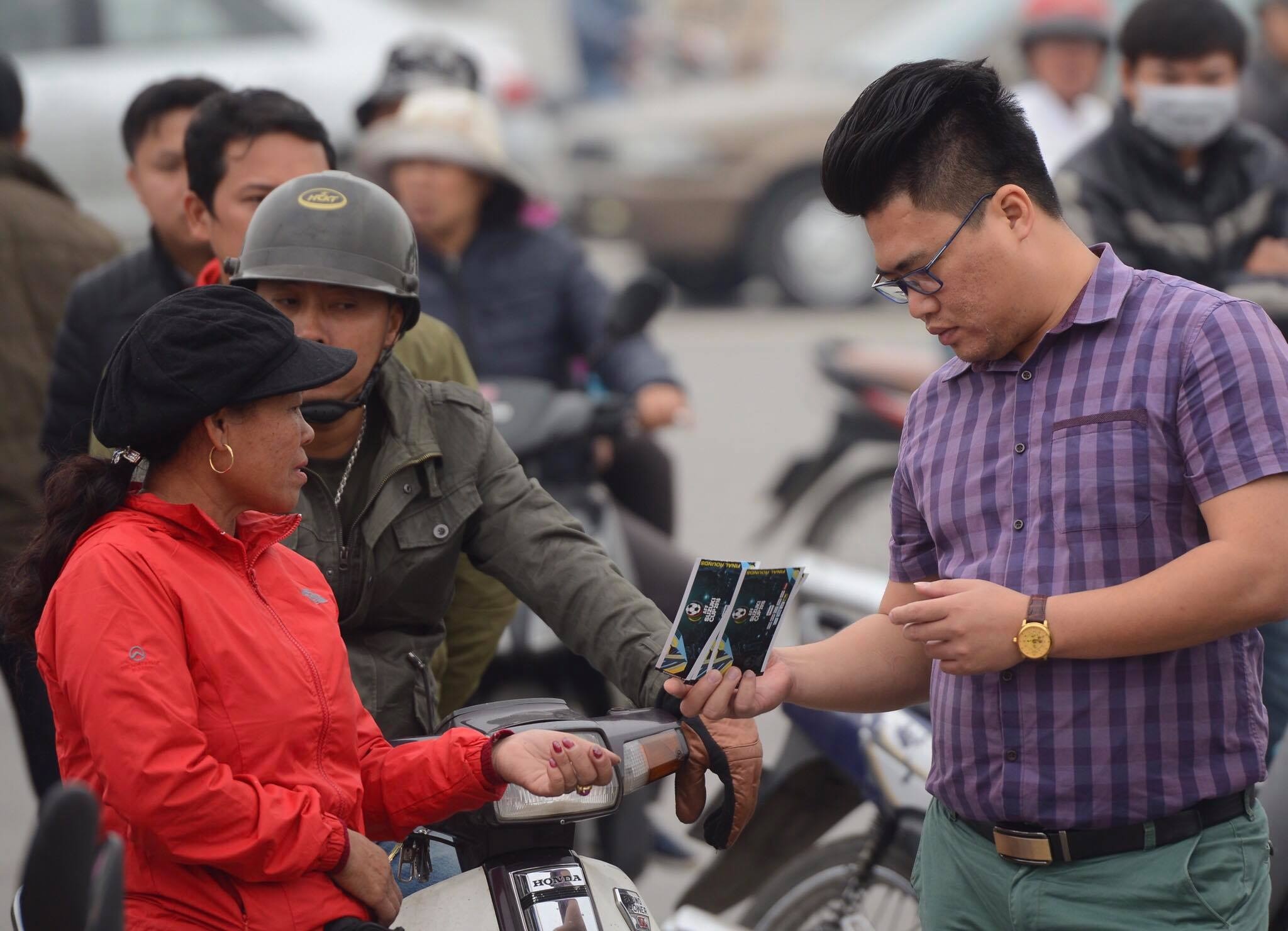 Canh giao dich ve 'cho den' truoc cua san My Dinh hinh anh