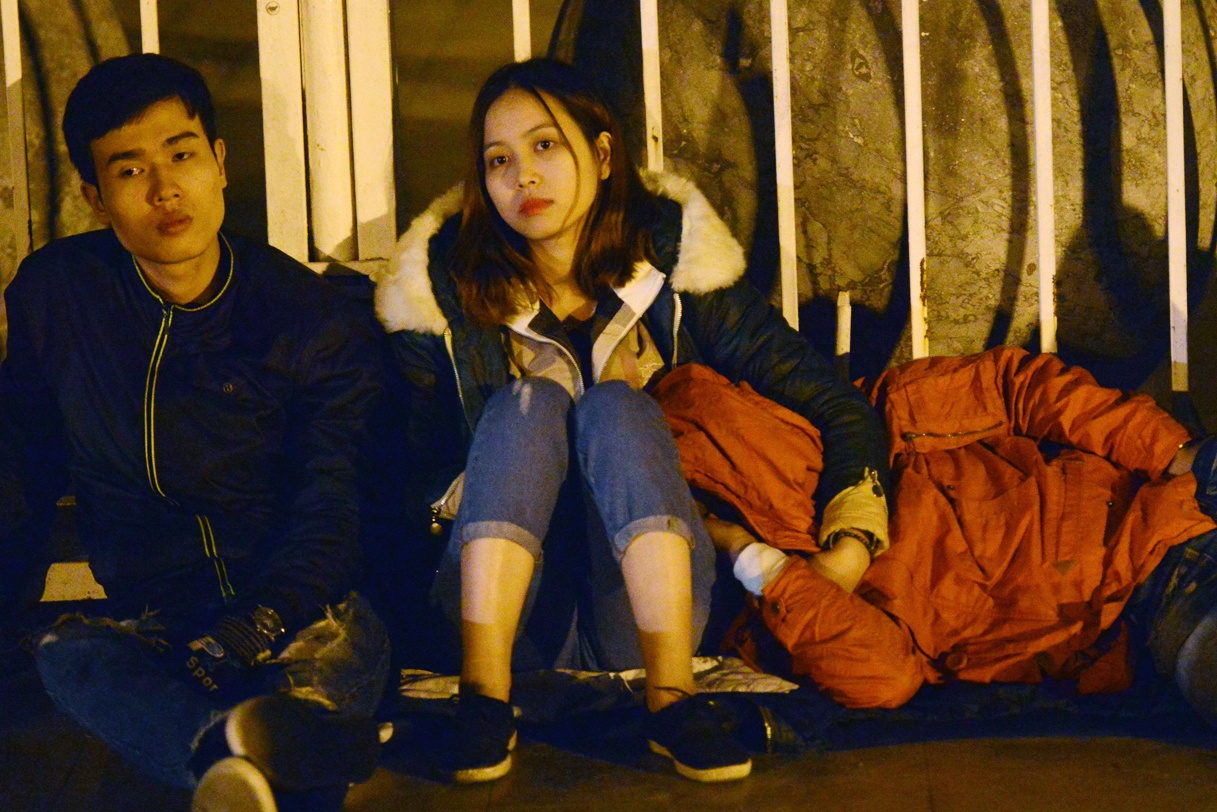 Muon kieu ngu ngoai duong qua dem cho mua ve AFF Cup hinh anh