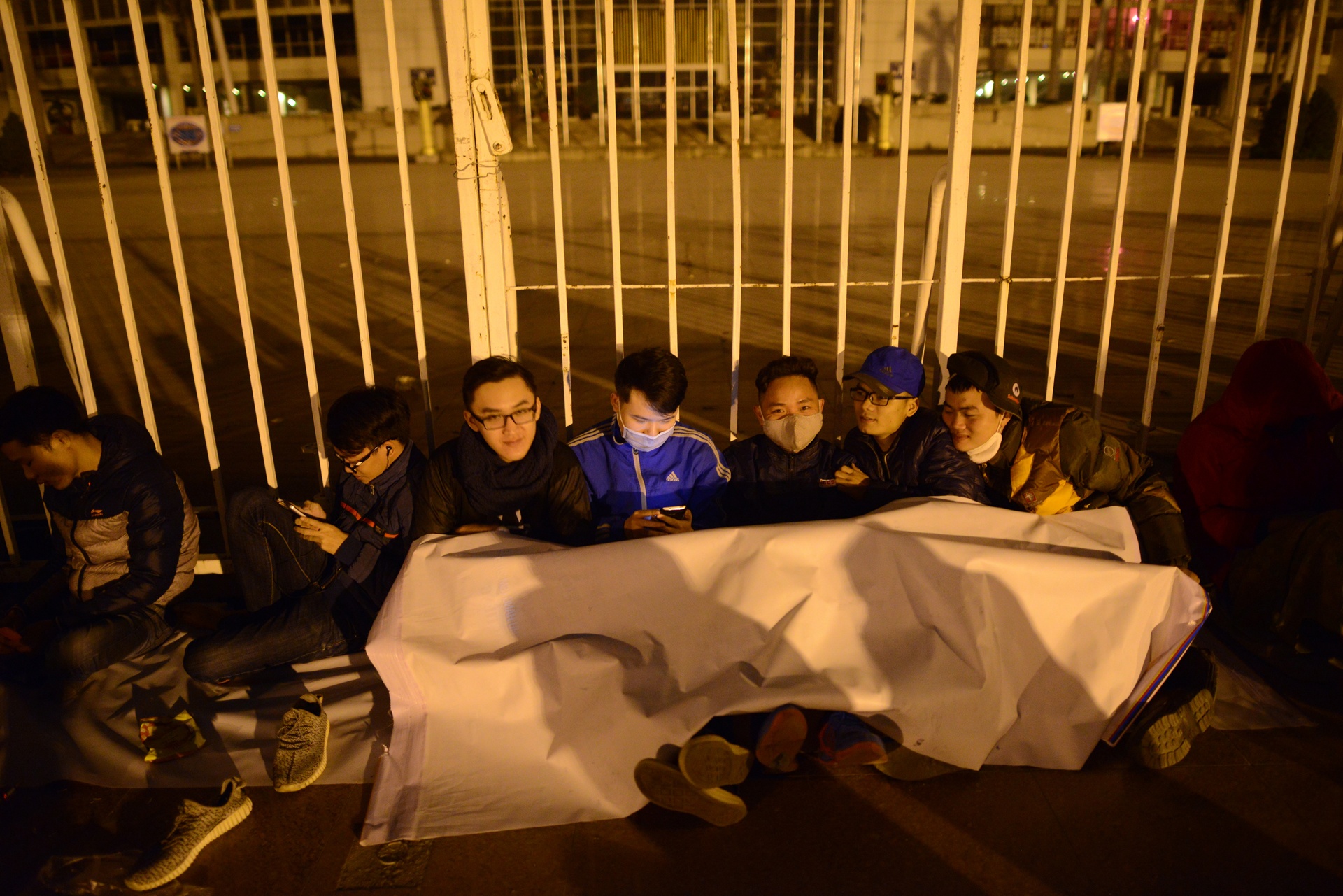 vạ vật xếp hàng mua vé bóng đá ảnh 6 va vat xep hang mua ve bong da anh 6