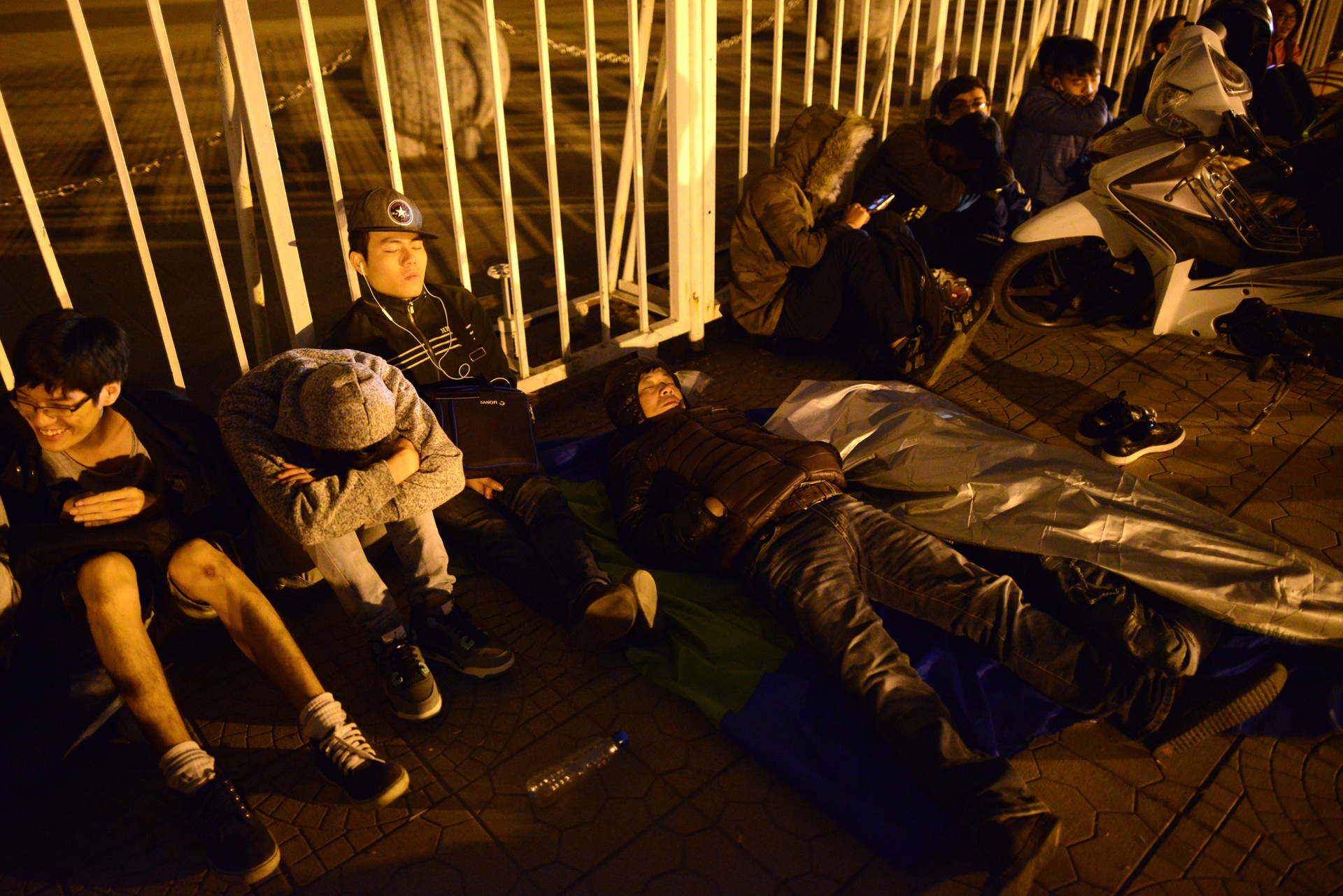 vạ vật xếp hàng mua vé bóng đá ảnh 7 va vat xep hang mua ve bong da anh 7