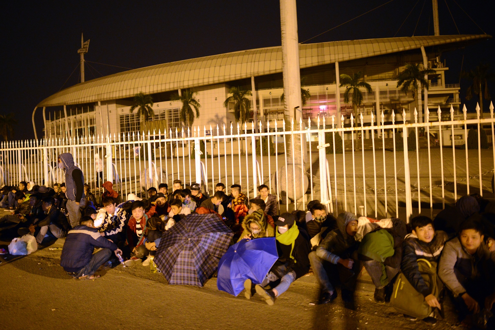 vạ vật xếp hàng mua vé bóng đá ảnh 1 va vat xep hang mua ve bong da anh 1