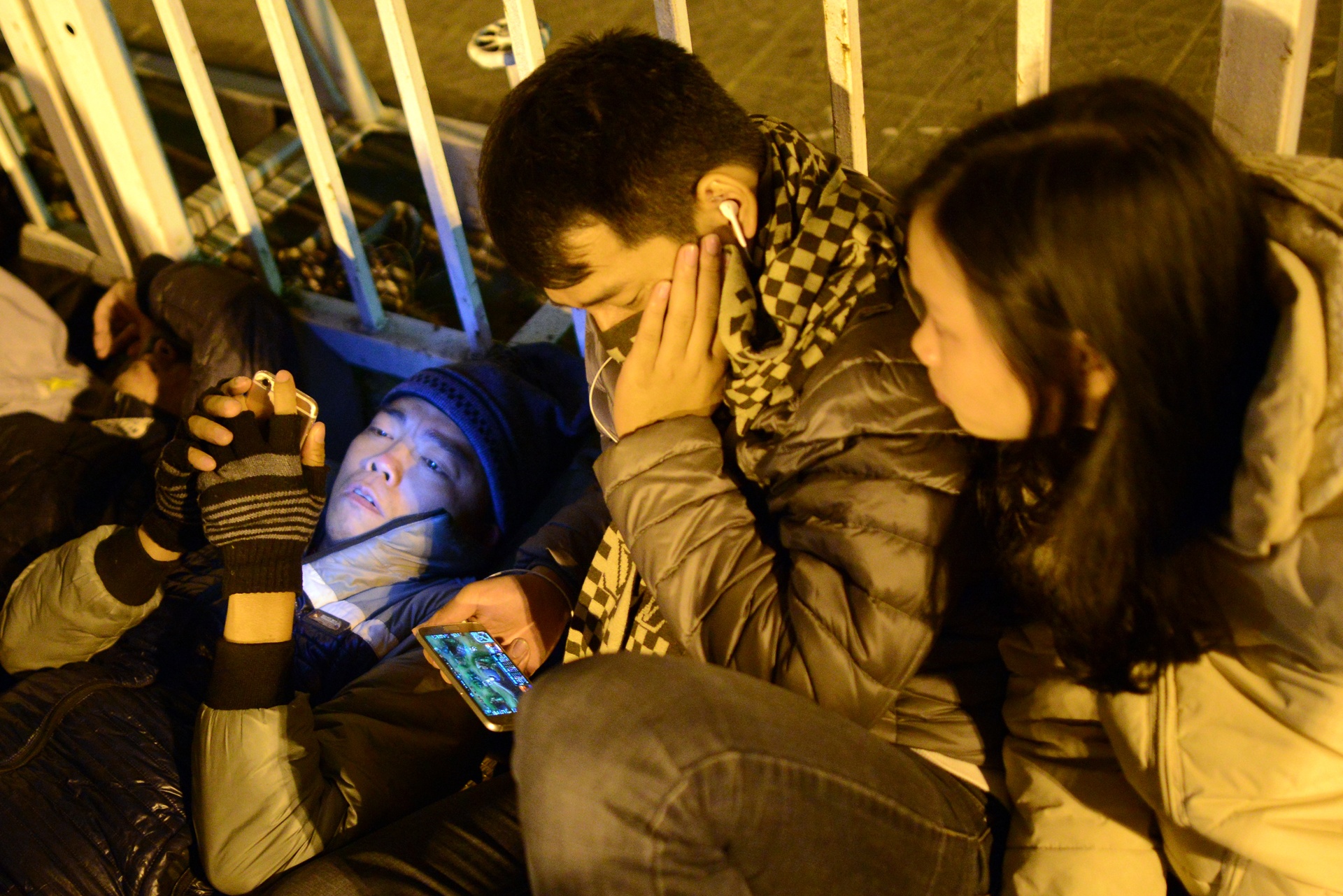 vạ vật xếp hàng mua vé bóng đá ảnh 14 va vat xep hang mua ve bong da anh 14