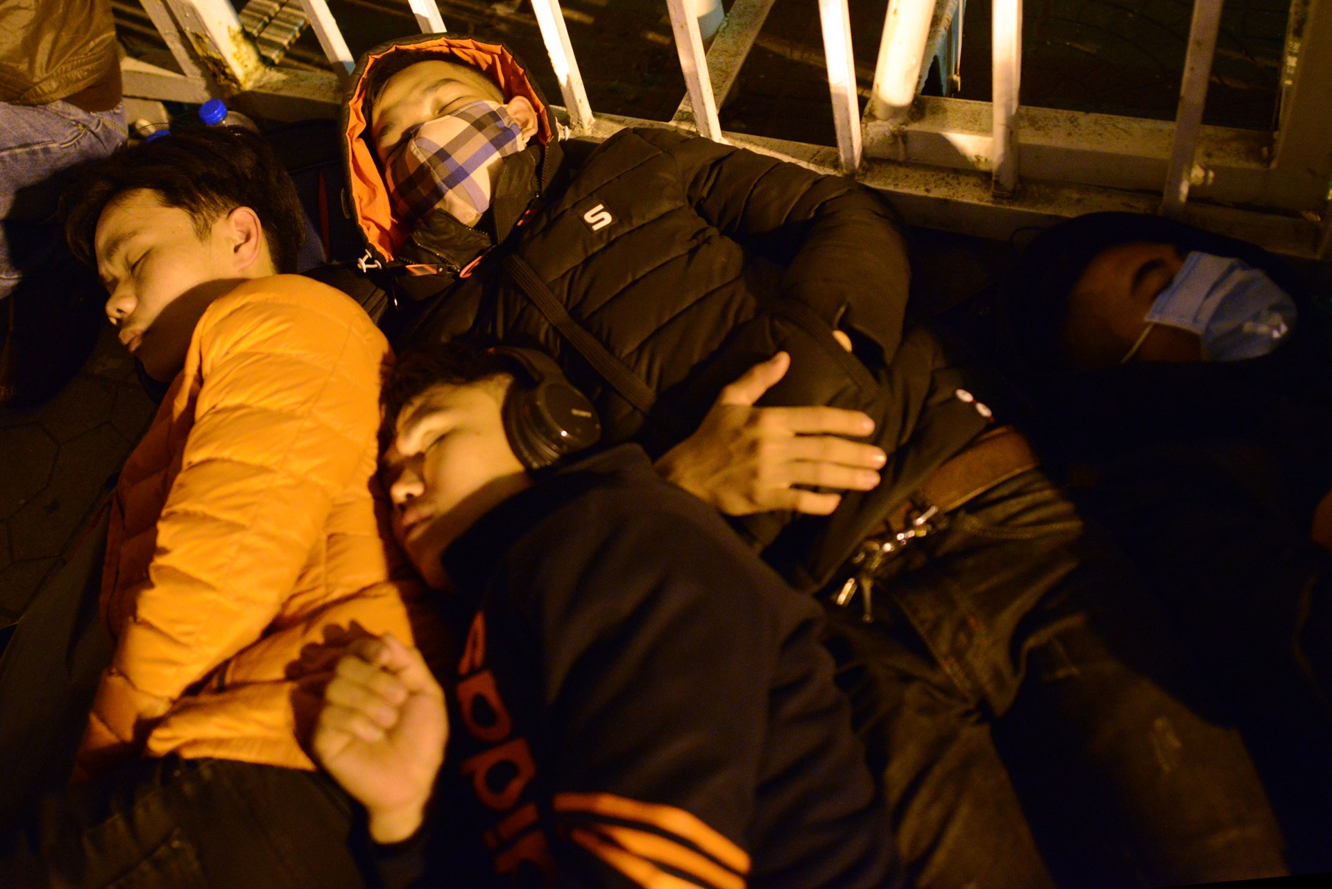 vạ vật xếp hàng mua vé bóng đá ảnh 8 va vat xep hang mua ve bong da anh 8