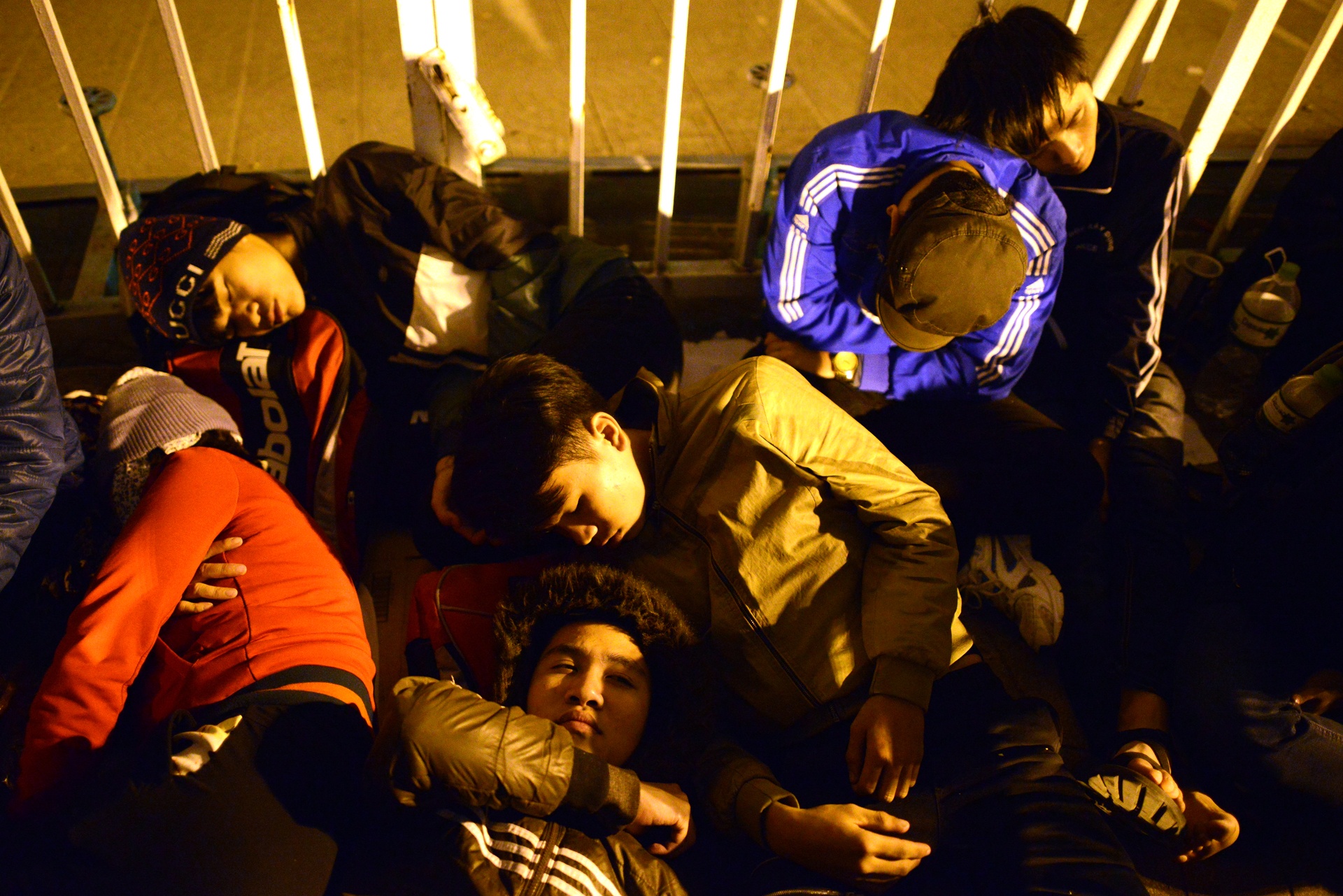 vạ vật xếp hàng mua vé bóng đá ảnh 9 va vat xep hang mua ve bong da anh 9