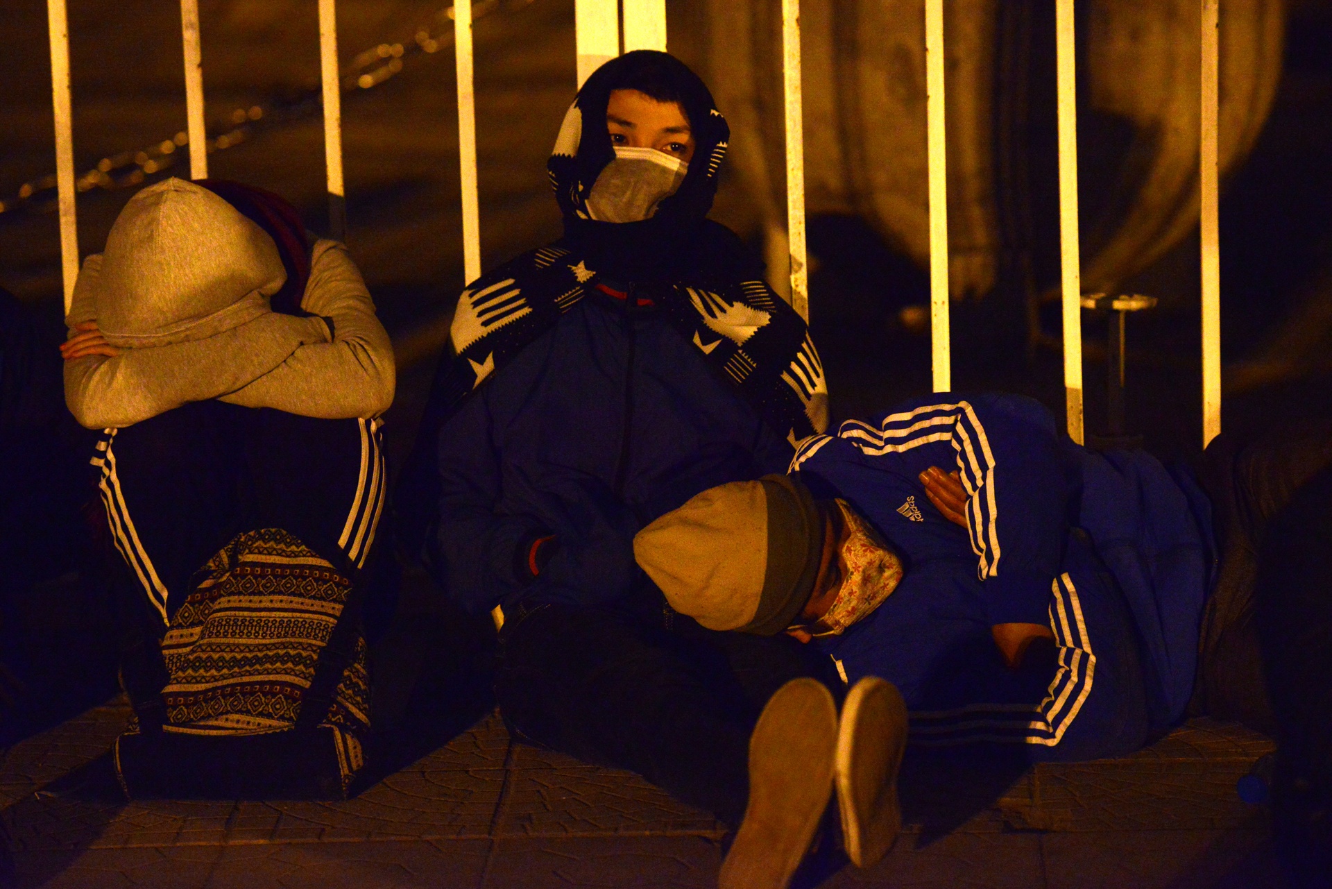 vạ vật xếp hàng mua vé bóng đá ảnh 10 va vat xep hang mua ve bong da anh 10