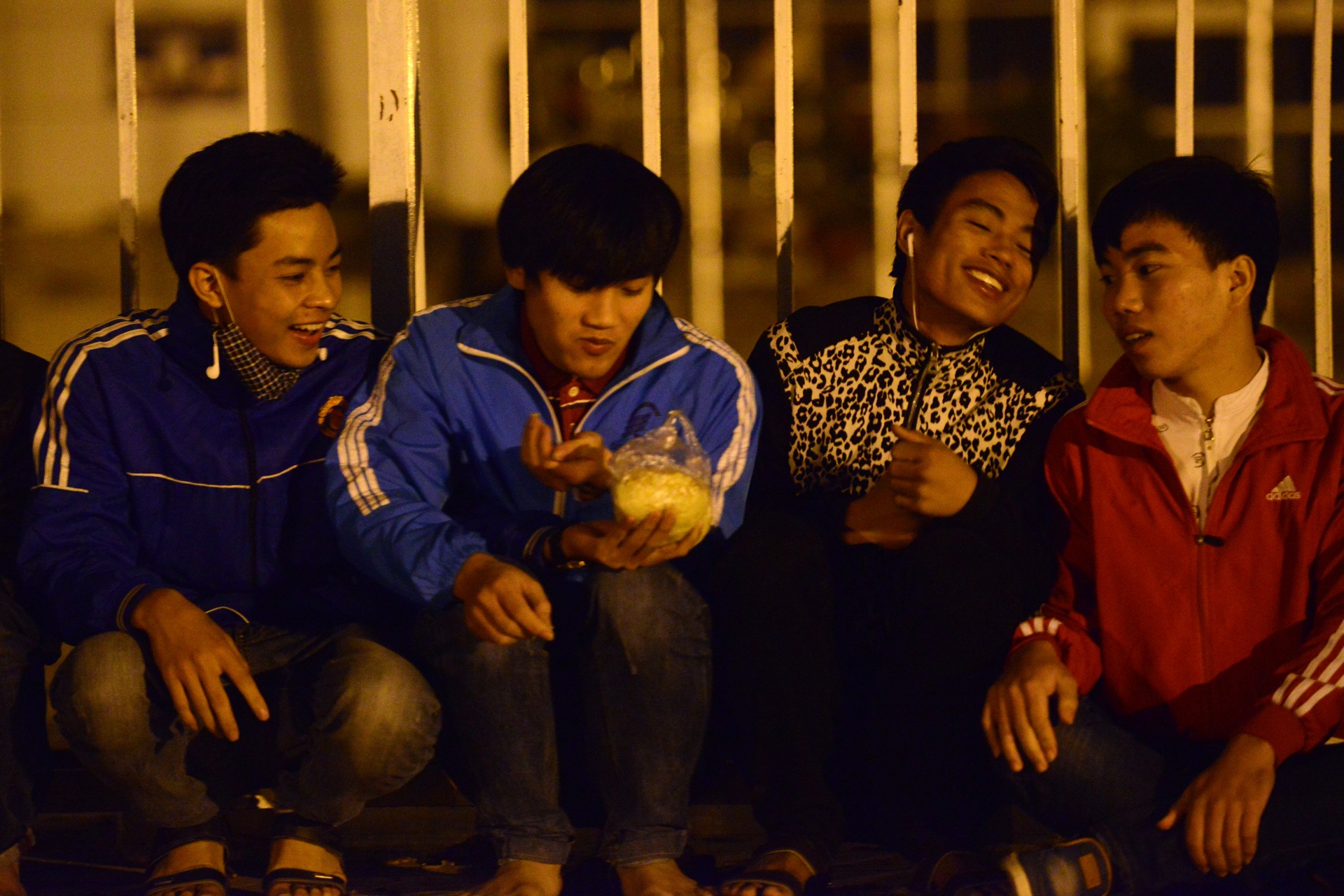 vạ vật xếp hàng mua vé bóng đá ảnh 15 va vat xep hang mua ve bong da anh 15