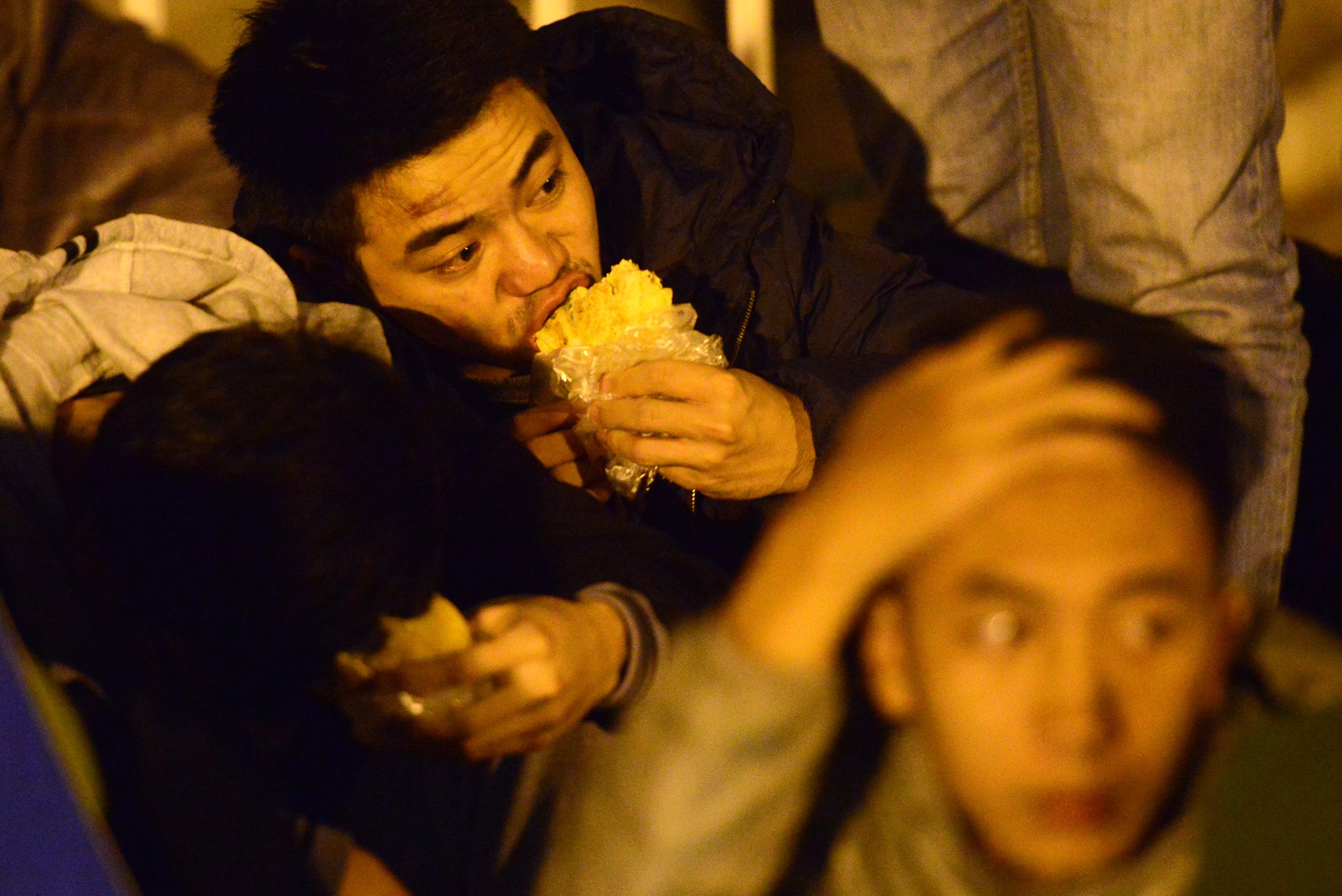 vạ vật xếp hàng mua vé bóng đá ảnh 16 va vat xep hang mua ve bong da anh 16