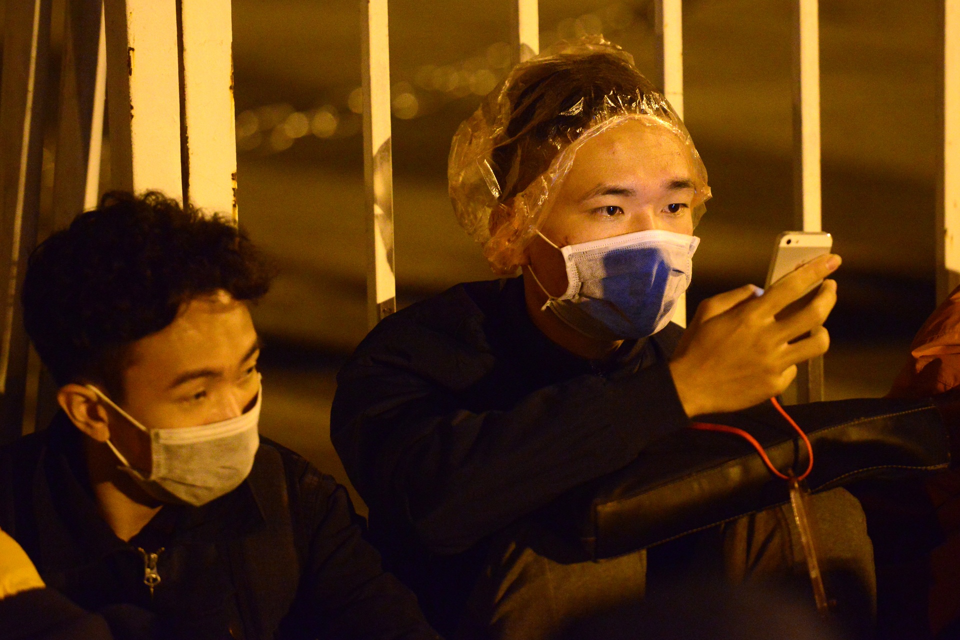 vạ vật xếp hàng mua vé bóng đá ảnh 17 va vat xep hang mua ve bong da anh 17