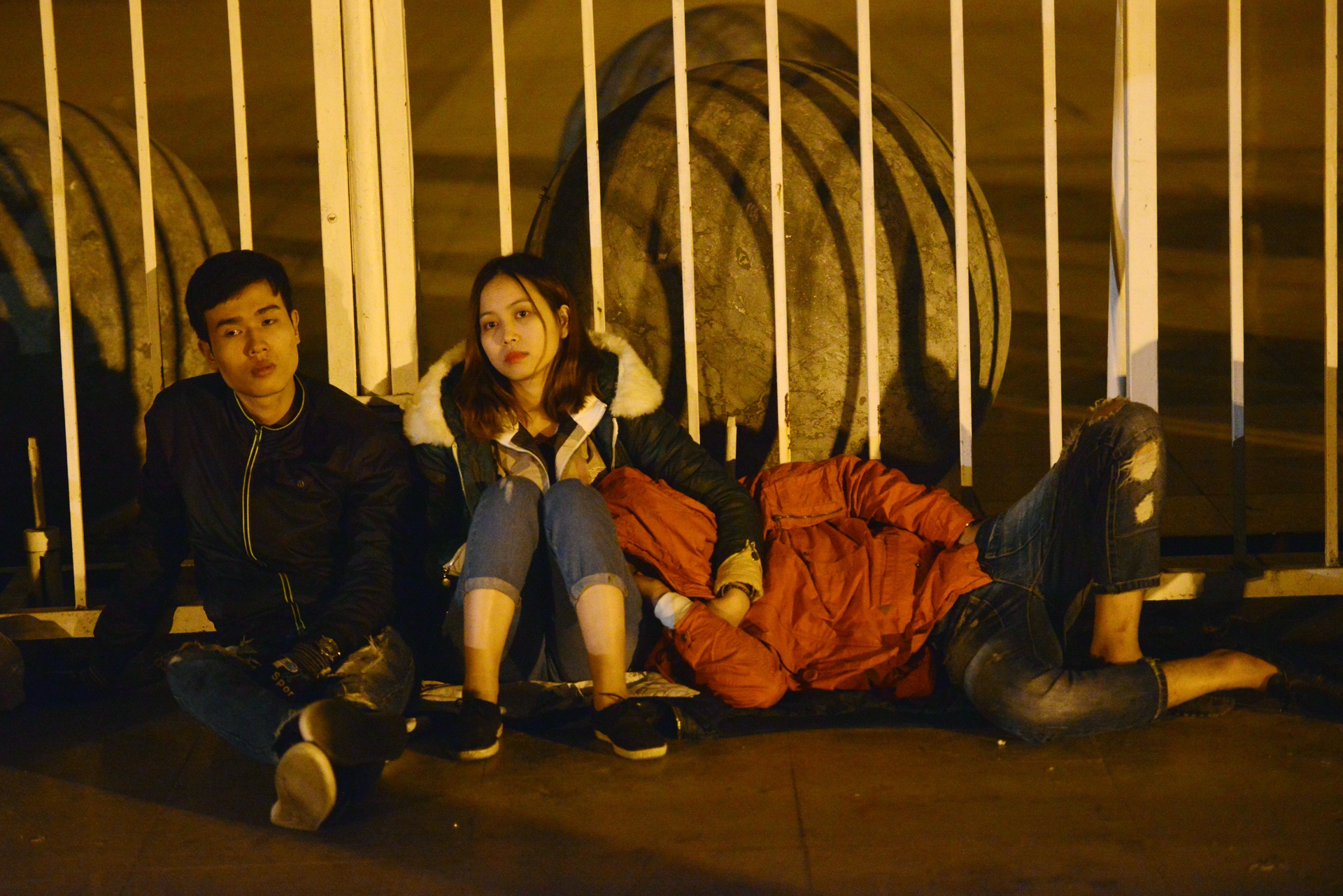 vạ vật xếp hàng mua vé bóng đá ảnh 13 va vat xep hang mua ve bong da anh 13