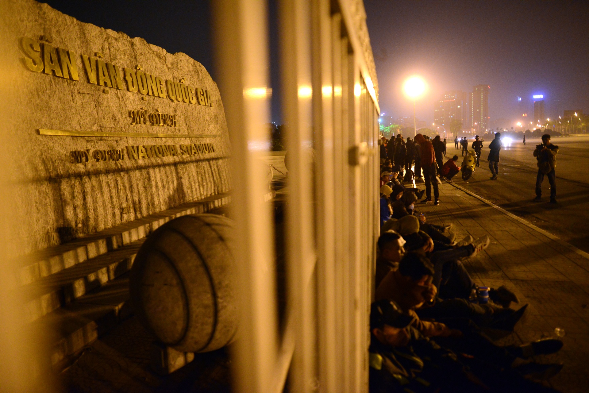 vạ vật xếp hàng mua vé bóng đá ảnh 3 va vat xep hang mua ve bong da anh 3