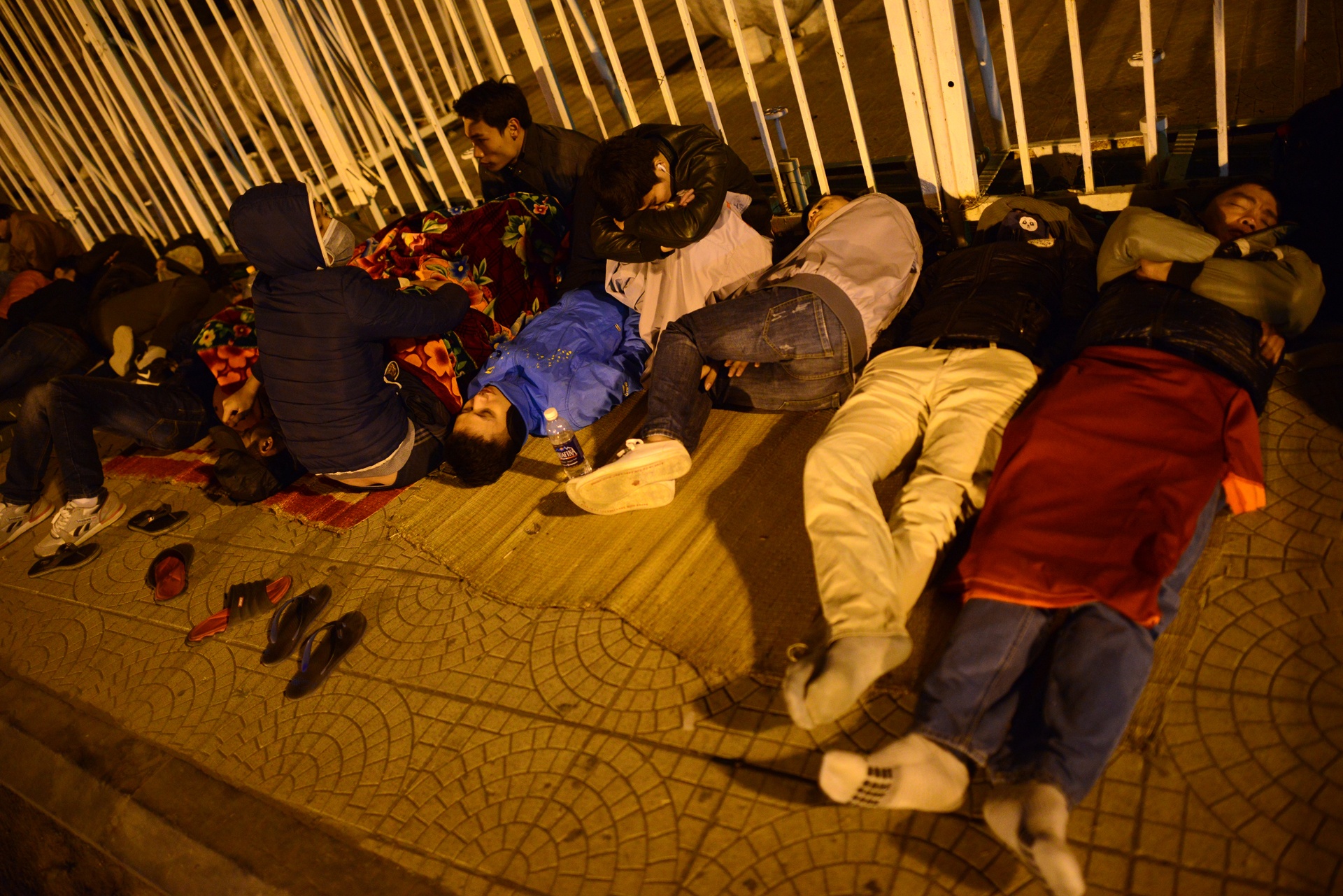 vạ vật xếp hàng mua vé bóng đá ảnh 5 va vat xep hang mua ve bong da anh 5