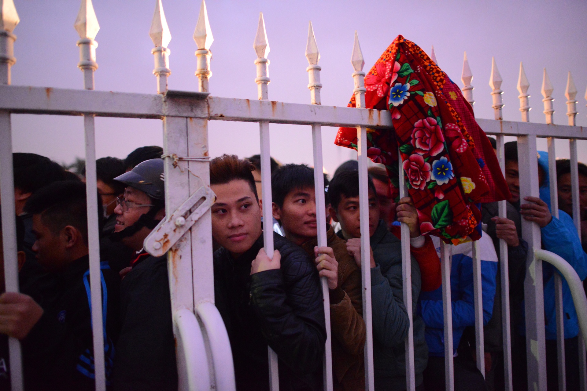 vạ vật xếp hàng mua vé bóng đá ảnh 18 va vat xep hang mua ve bong da anh 18