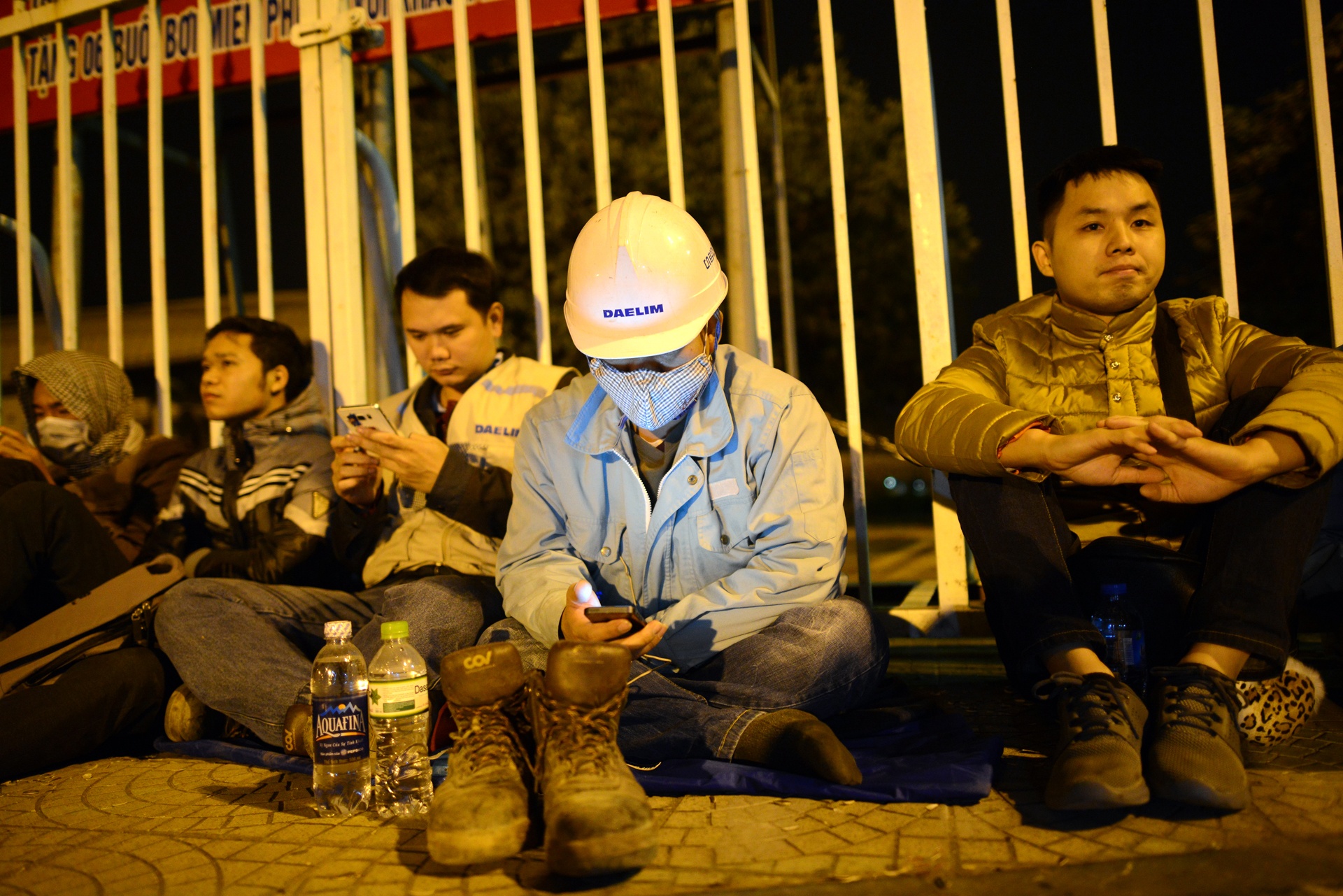 vạ vật xếp hàng mua vé bóng đá ảnh 4 va vat xep hang mua ve bong da anh 4