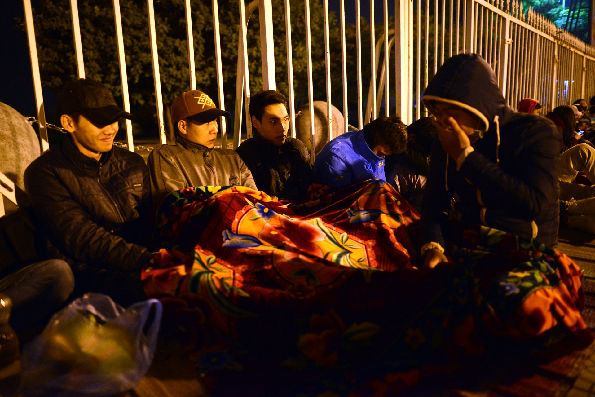 vạ vật xếp hàng mua vé bóng đá ảnh 2 va vat xep hang mua ve bong da anh 2