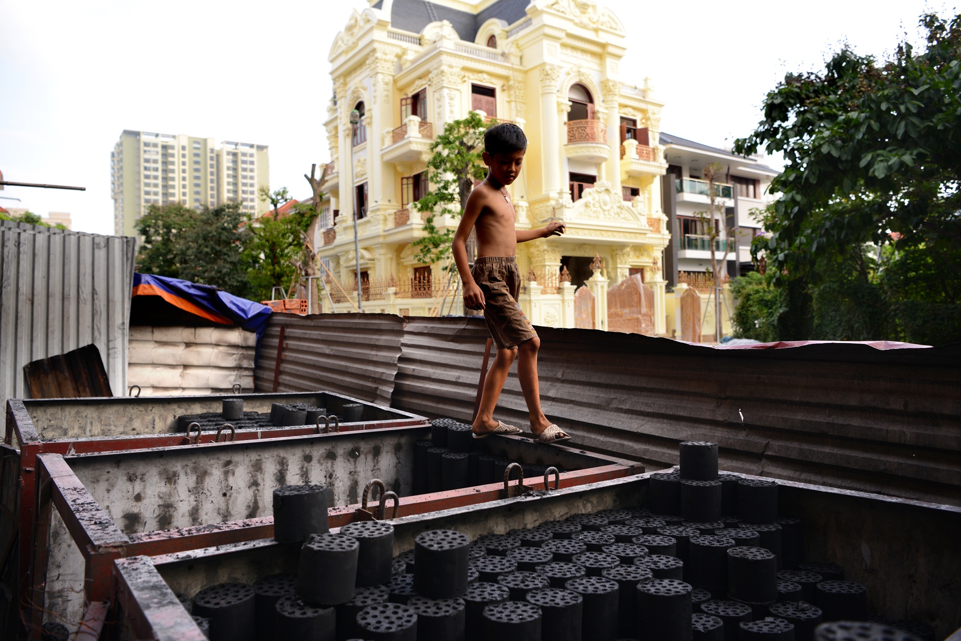 Nha lien ke tien ty bo hoang thanh noi o cua lao dong ngheo hinh anh