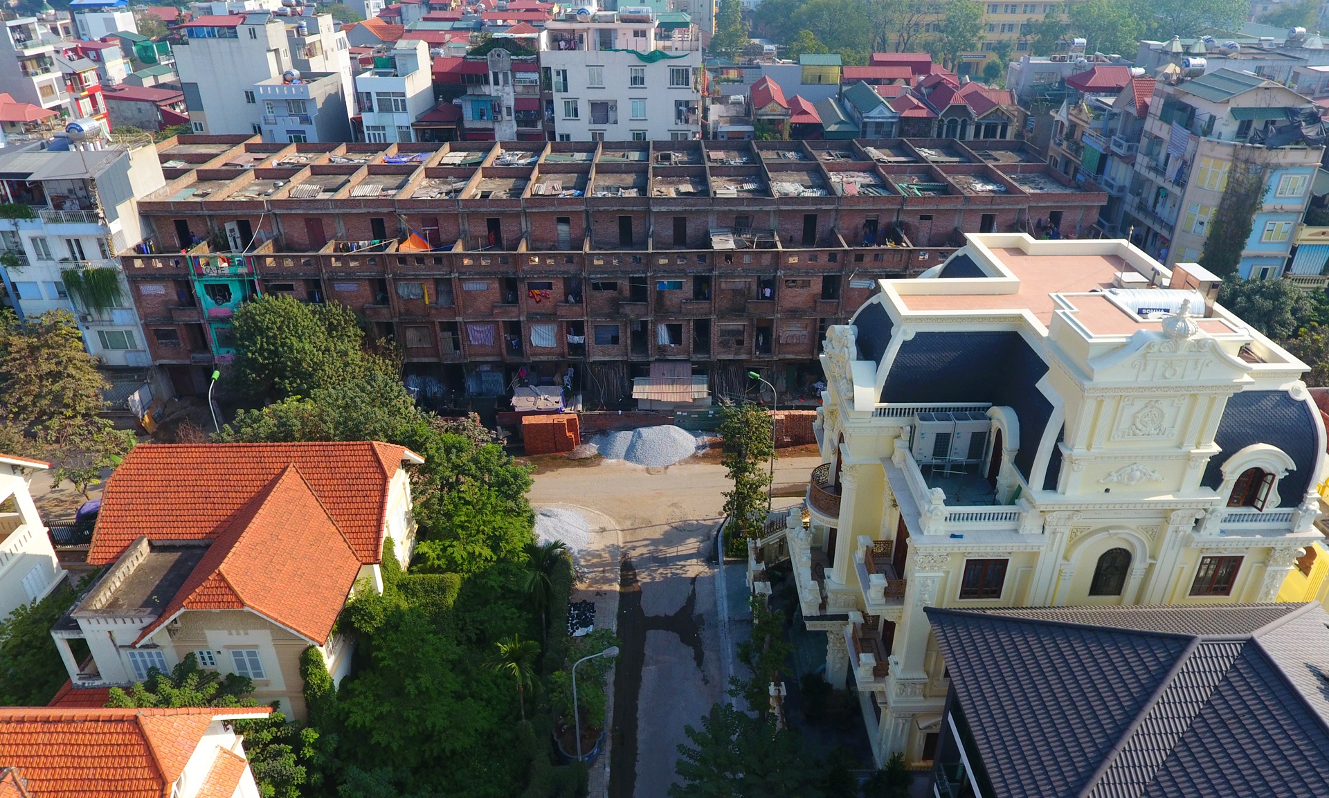 Cong nhan o nha lien ke tien ty anh 1