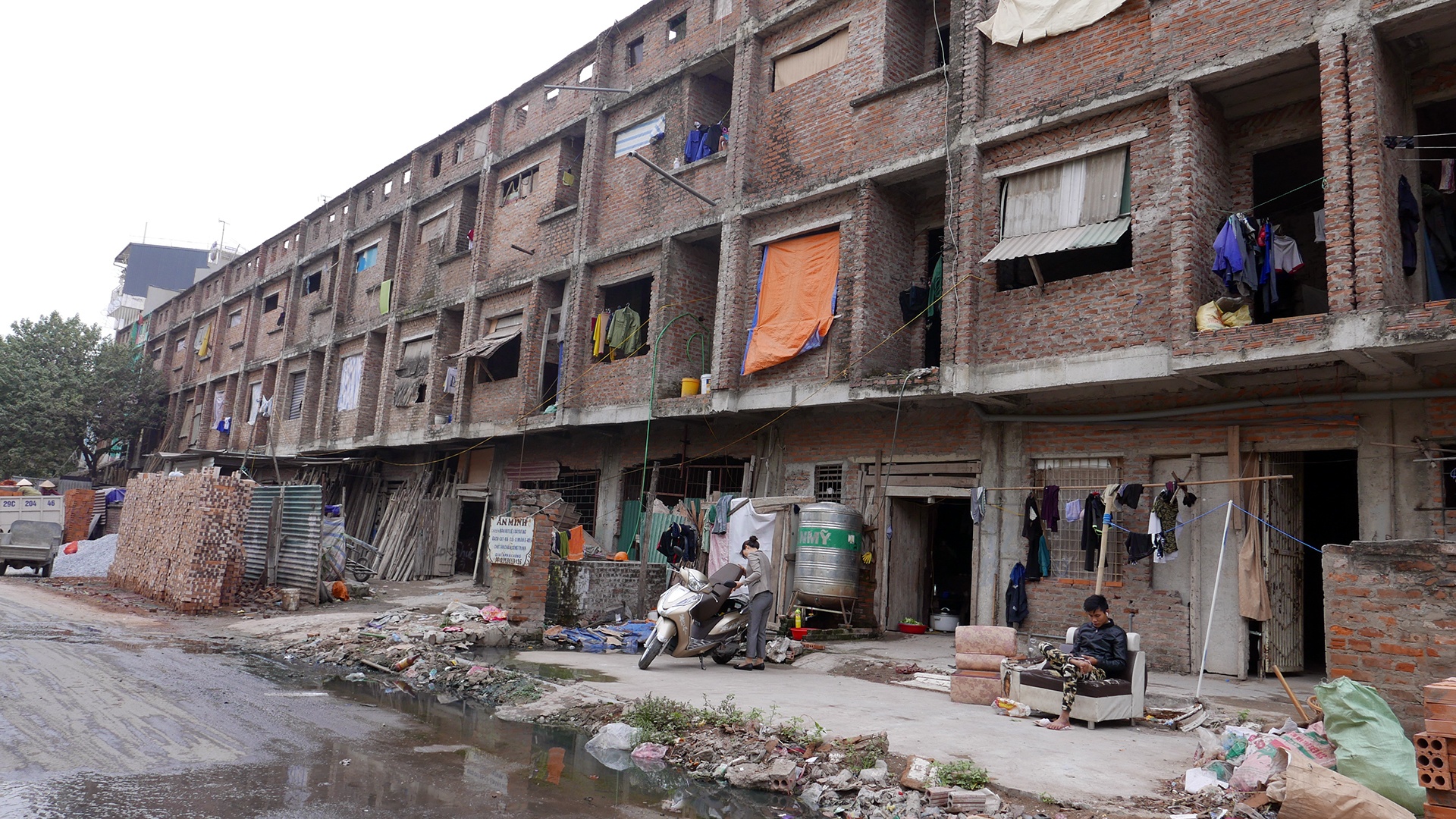 Cong nhan o nha lien ke tien ty anh 4