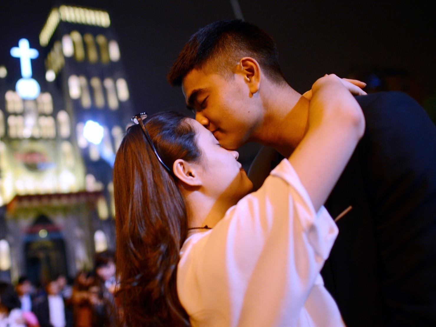 Dot phao sang to tinh luc 0h dem Noel hinh anh