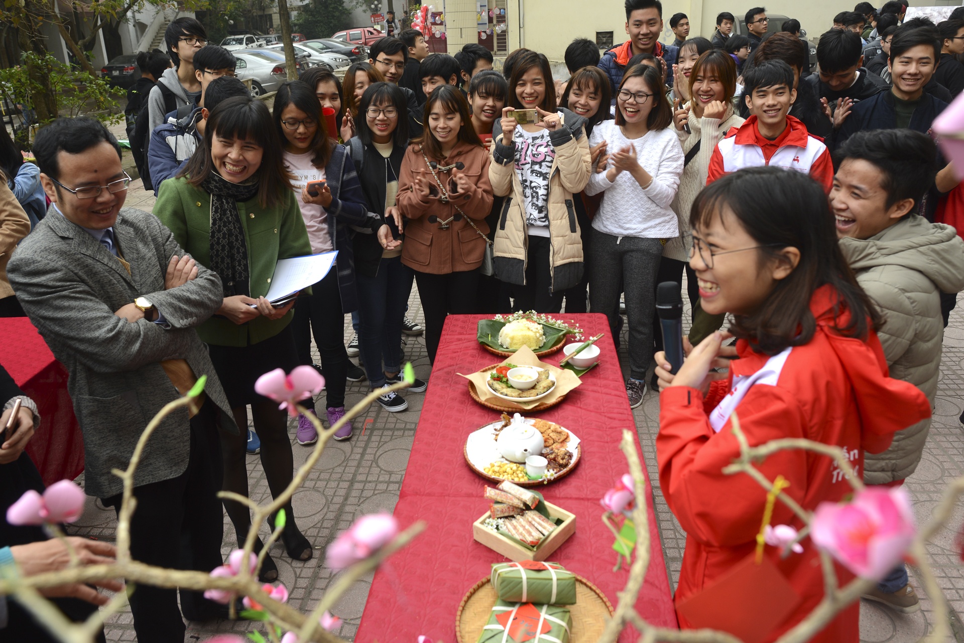 ban dau gia tranh ung ho tre ngheo anh 1