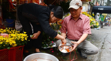 Nguoi dan tap nap mua sam do le cung Tao quan hinh anh
