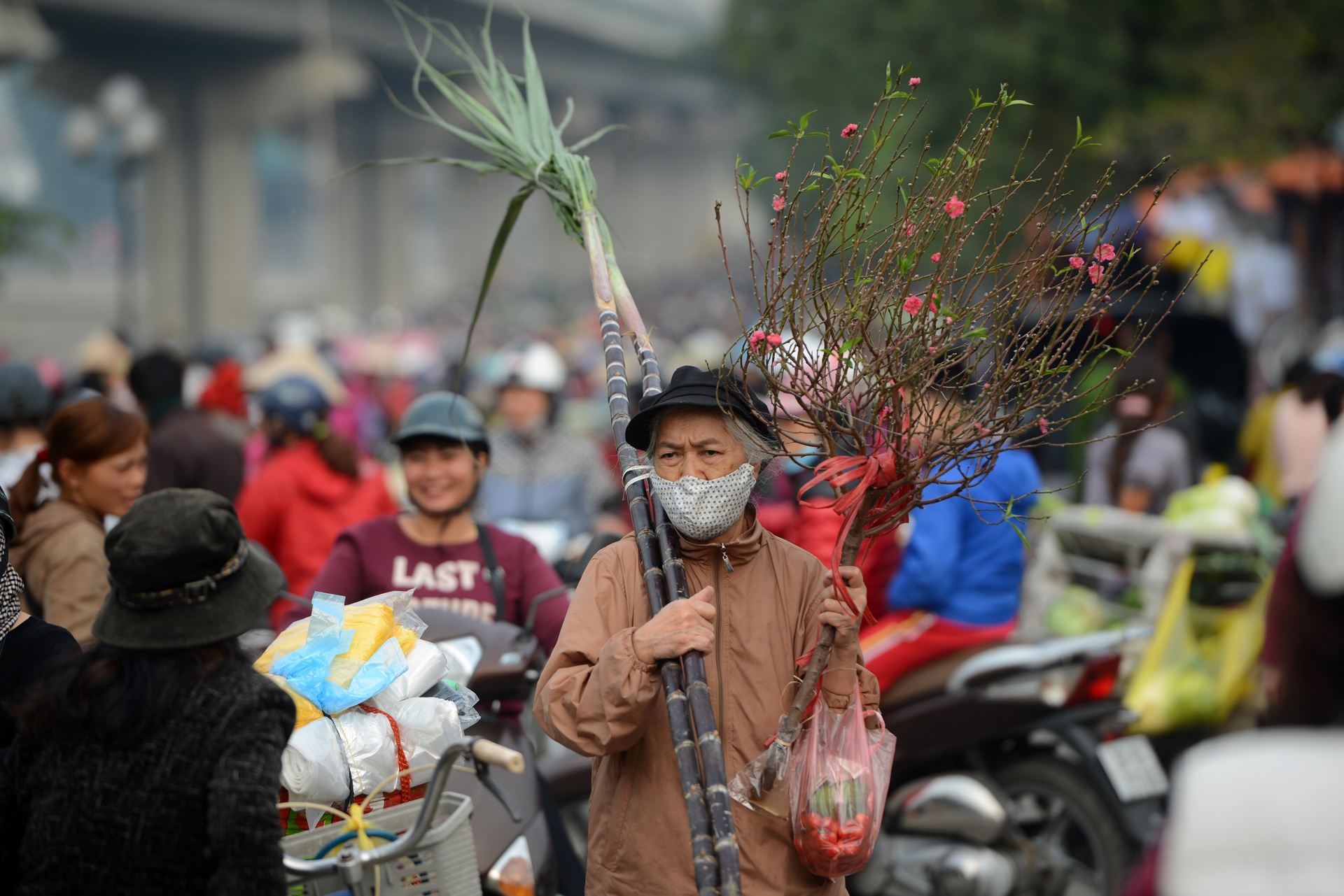 Nguoi Ha Noi tap nap mua sam trong phien cho 29 Tet hinh anh