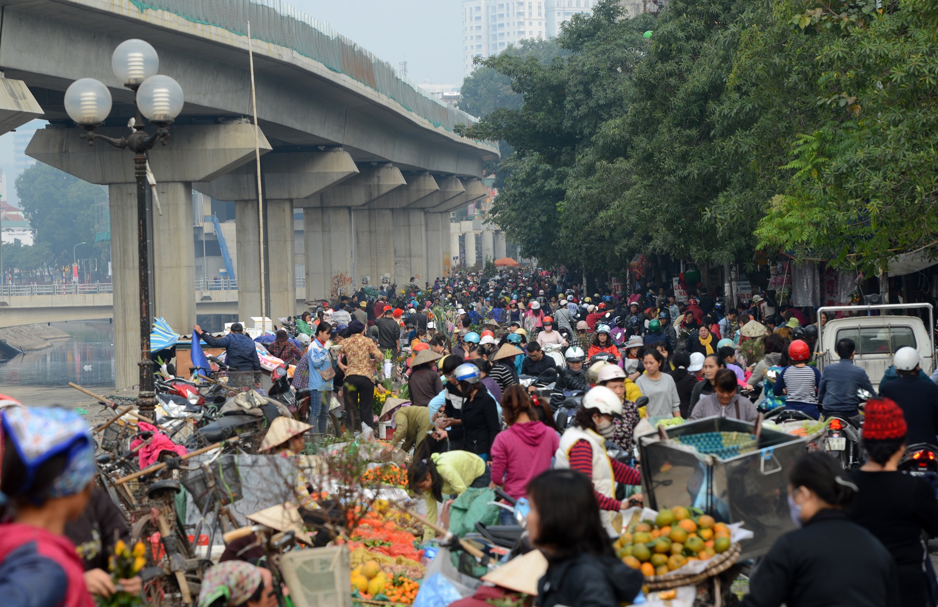 tap nap mua sam ngay cuoi nam anh 2