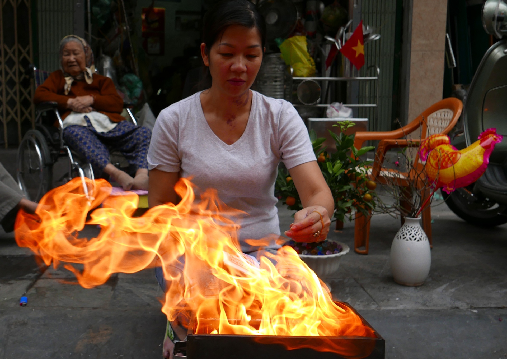 Pho phuong Ha Noi, Sai Gon chieu 30 Tet hinh anh