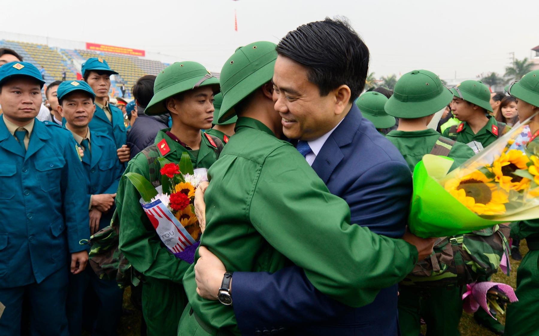 Tan binh om cham Chu tich Ha Noi truoc luc nhap ngu hinh anh