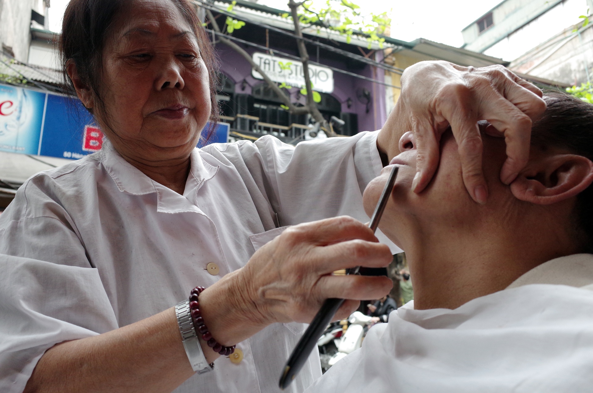 Nhung phu nu ca doi ganh vac cong viec cua dan ong hinh anh