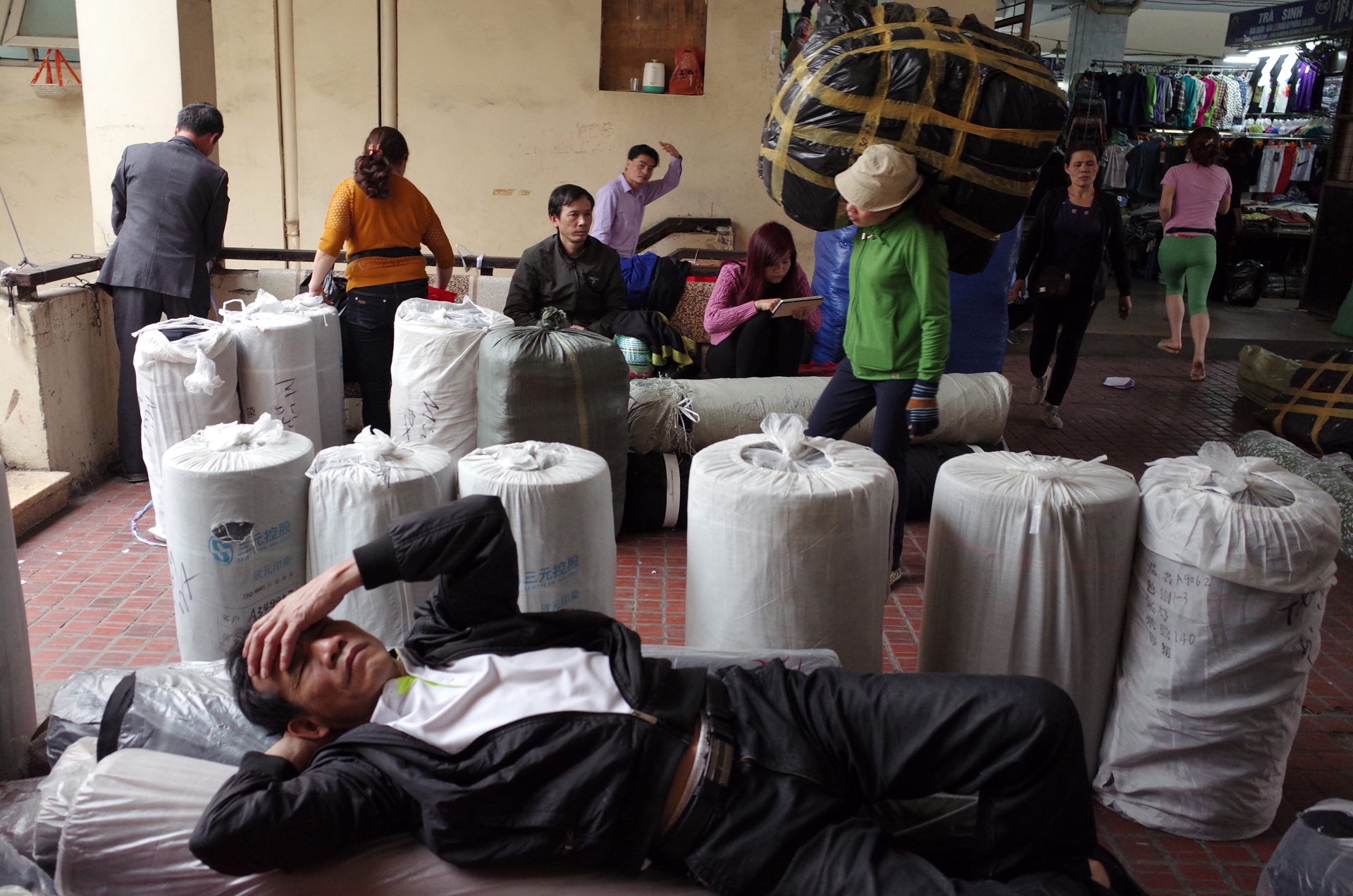 phu nu ganh vac cong viec dan ong anh 1