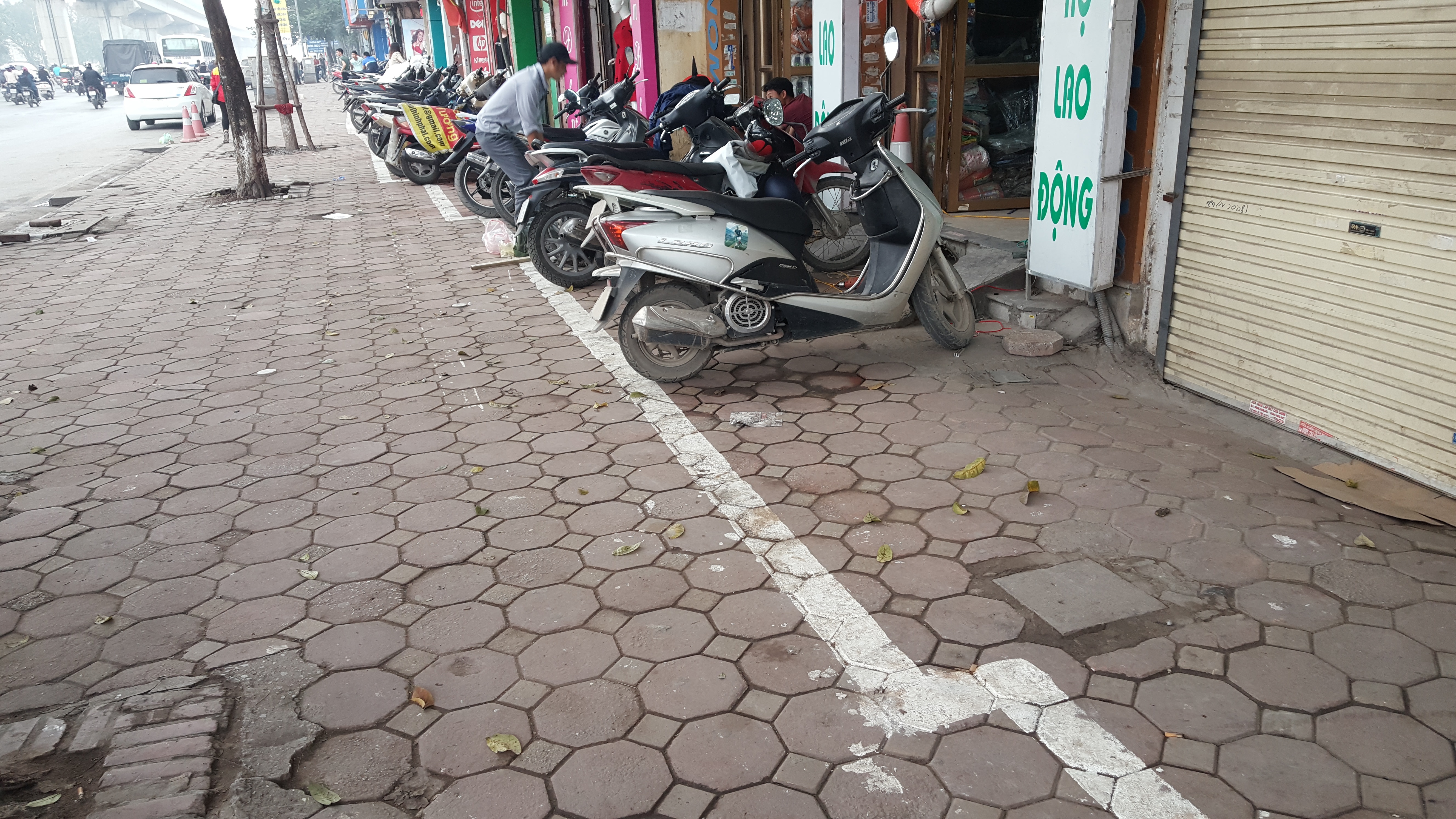 Vach son dich dac 'nhot' xe may tren via he Ha Noi hinh anh