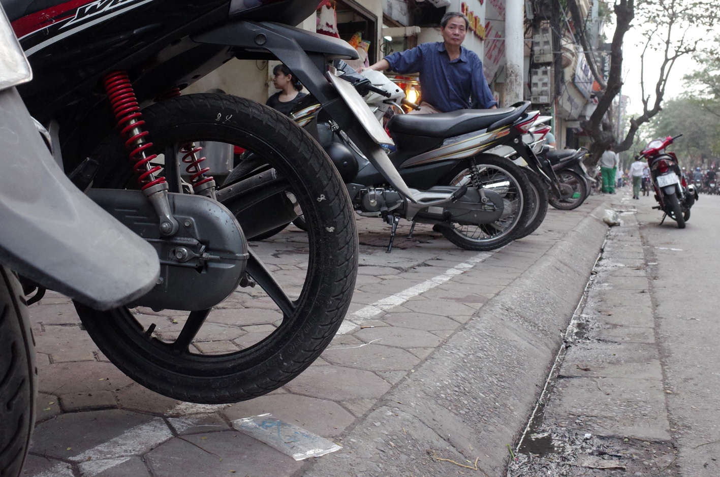 Vach son bien loi cho nguoi di bo nho bang gang tay hinh anh