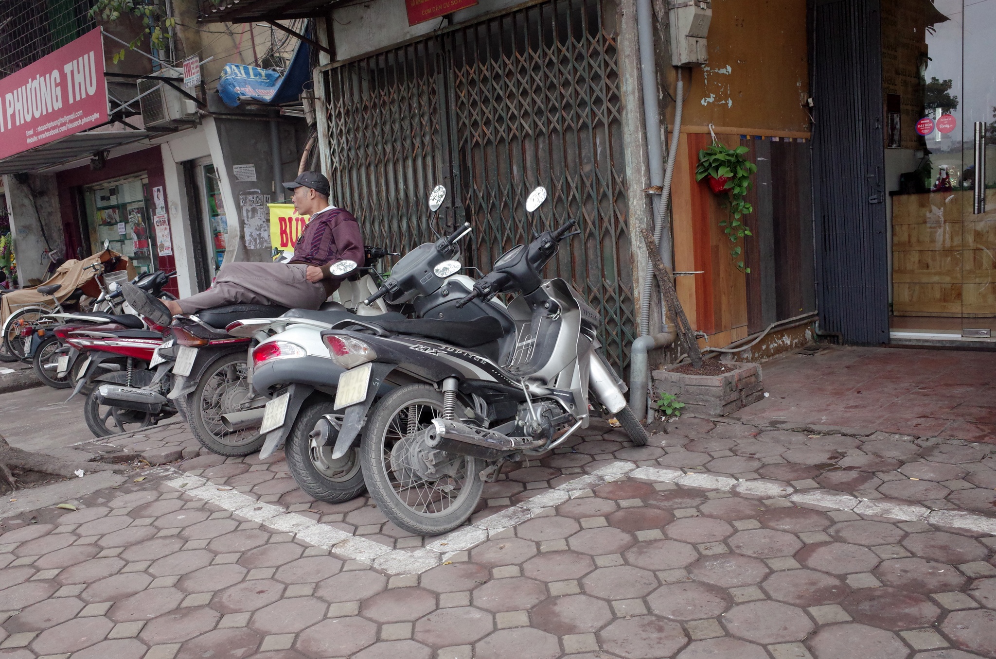 Vỉa hè không dành cho người đi bộ ảnh 2 Via he khong danh cho nguoi di bo anh 2