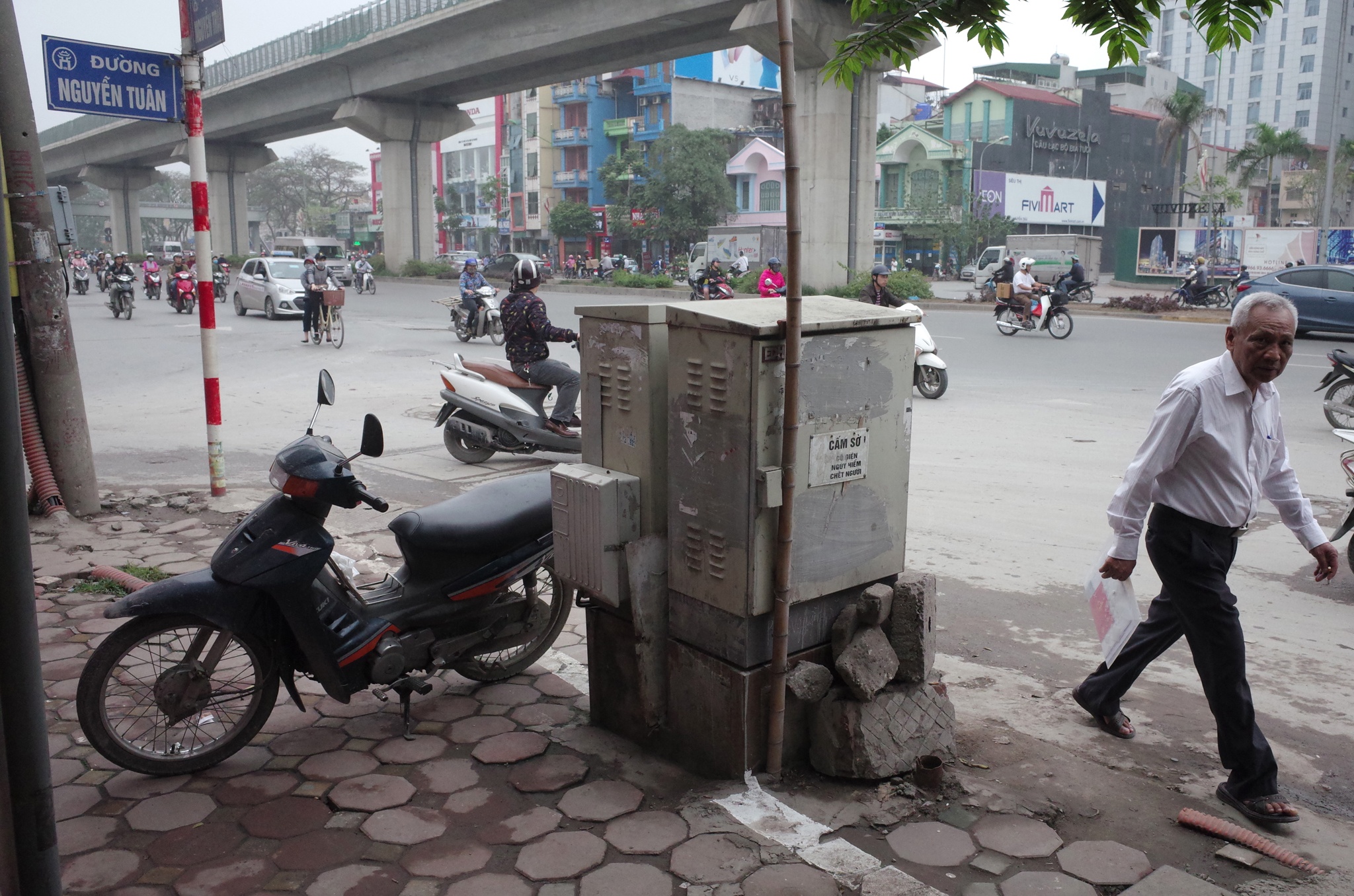 Vỉa hè không dành cho người đi bộ ảnh 4 Via he khong danh cho nguoi di bo anh 4