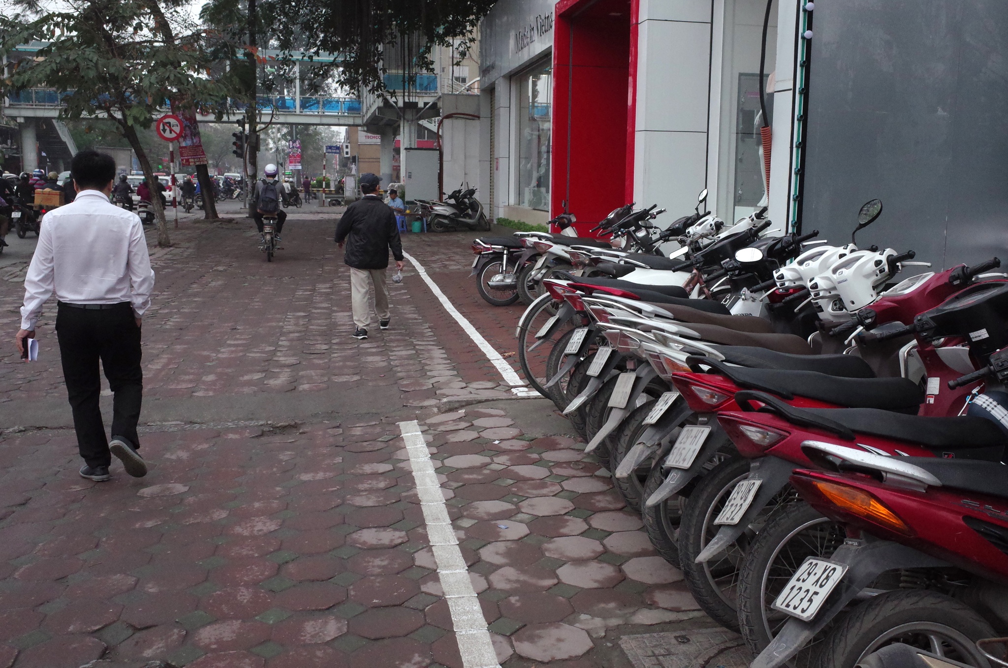 Vỉa hè không dành cho người đi bộ ảnh 3 Via he khong danh cho nguoi di bo anh 3