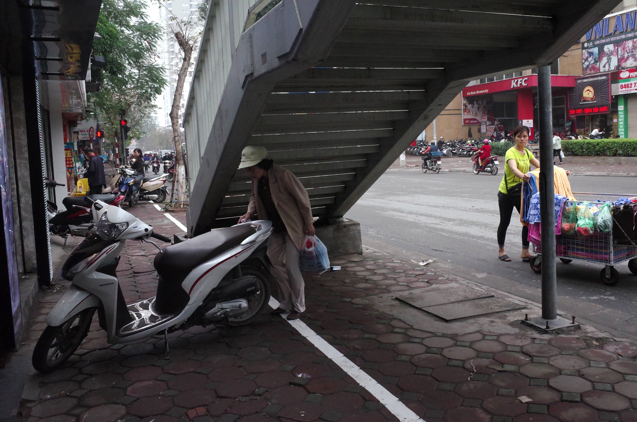 Vỉa hè không dành cho người đi bộ ảnh 5 Via he khong danh cho nguoi di bo anh 5