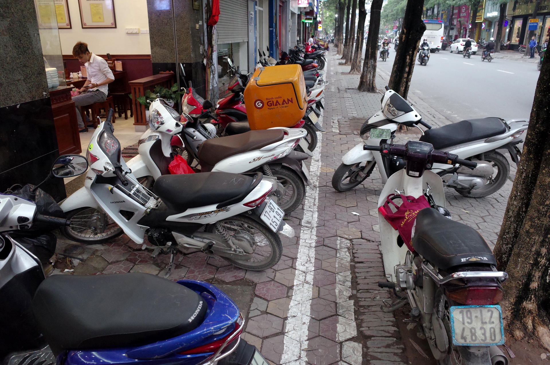 Vỉa hè không dành cho người đi bộ ảnh 1 Via he khong danh cho nguoi di bo anh 1