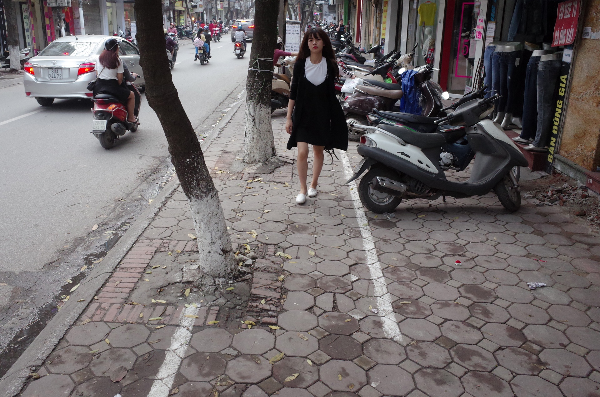 Vỉa hè không dành cho người đi bộ ảnh 7 Via he khong danh cho nguoi di bo anh 7